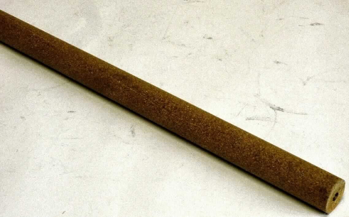 Angaben des Antragstellers:
Holz-Pflanzstab, rund ohne Spitze, für Wein- und Obstbau
Zusammensetzung der Ware: ca. 70 % gemahlenes und getrocknetes Nadel- bzw. Laubholz (kein Edelholz), ca. 30 % Polyethylen
Herstellungsverfahren: Extrudierverfahren
Die Ware ist in unterschiedlichen Längen und mit verschiedenen Innen- bzw. Außendurchmessern erhältlich

Untersuchungsergebnisse an einem Warenmuster:
Starrer, nicht biegsamer, braun-marmorierter, hohler Stab (Rohr) (Länge: ca. 170 cm; Außendurchmesser: ca. 2,8 cm; Innendurchmesser: ca. 0,8 cm). Das Rohr besteht aus Holzspänen, die in einer Kunststoffmatrix eingebettet sind. Auf der Außenseite befindet sich ein dünner Kunststofffilm.

Befund:
Es liegt ein nicht biegsames Rohr aus gefülltem Kunststoff im Sinne der Position 3917 vor.
