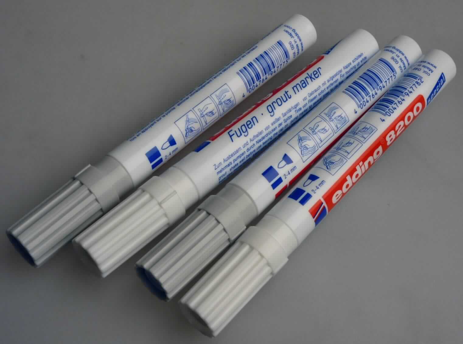 Angaben: Fugenmarker in den Farben weiß und silbergrau, dient zum Ausbessern und Aufhellen von Sanitärfugen. Bei der Ware handelt es sich um eine wässrige Zubereitung aus Acrylpolymeren, Pigmenten und weiteren zweckdienlichen Zusätzen.

Warenbeschaffenheit: Stift (Länge ca. 14cm) mit poröser Spitze, gefüllt mit weißer bzw. silbergrauer Flüssigkeit, die zu einem abriebfestem Film abbindet.
  
Befund: Anstrichfarbe auf der Grundlage von Acrylpolymeren, in einem wässrigen Medium dispergiert.
