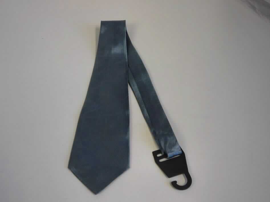 Krawatte, Art. 729661, Foto siehe Anlage,
- aus einfarbigen Geweben aus laut Antrag 100 % Polyester (synthetische Chemiefasern),
- bis zu 9 cm breit und ca. 138 cm lang; an den Enden spitz zulaufend,
- zweilagig gearbeitet und mit einem Innenfutter ausgestattet,
- durch Nähen konfektioniert,
- ohne Hinweise auf Handarbeit.

"Krawatte, aus Geweben, aus Chemiefasern, nicht handgearbeitet"