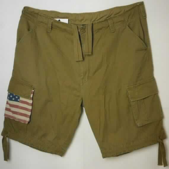 Kurze Hose, sog. kurze Hose für Herren, Urban Legend Shorts, Größe 5XL, Foto siehe Anlage,
- aus ca. 0,6 mm dicken, einfarbigen Geweben aus laut Antrag 100 % Baumwolle,
- in der Taille abschließend, mit einem angesetzten Taillenbund mit Tunnelzug und Gürtelschlaufen,
- vorn mit einer Öffnung mit Reißverschluss, verdeckt von einer Patte von links über rechts (Männerkleidung), 
  die im Bund mit einem Knopf geschlossen wird,
- vorn und auf der Rückseite mit diversen ein- und aufgesetzten Taschen, teilweise aus buntbedruckten Geweben,
- mit kurzen Hosenbeinen, die nicht die Knie bedecken (Seitenlänge: ca. 63 cm),
- an den Beinabschlüssen mit einem Tunnelzug zu verengen.

"Kurze Hose, aus Geweben, für Männer, aus Baumwolle"