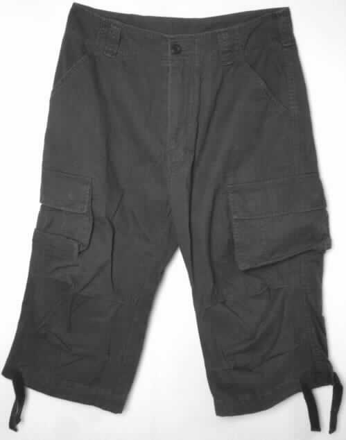Lange Hose, sog. dreiviertellange Hose für Herren, Urban Legend 3/4 Shorts, Größe M, Foto siehe Anlage,
- aus ca. 0,6 mm dicken, einfarbigen Geweben (kein Denim) aus laut Antrag 100 % Baumwolle,
- in der Taille abschließend, mit einem angesetzten Bund mit Gürtelschlaufen,
- vorn mit einer Öffnung mit Reißverschluss, verdeckt von einer Patte von links über rechts (Männerkleidung),
  die im Bund mit einem Knopf geschlossen wird,
- vorn und auf der Rückseite mit diversen ein- und aufgesetzten Taschen,
- mit 3/4-langen Hosenbeinen, die die Knie vollständig bedecken (Seitenlänge ca. 76 cm), somit kein 
  Kleidungsstück der Unterposition 6203 4290,
- an den Beinabschlüssen mit einem Tunnelzug zu verengen,
- keine Arbeits- und Berufskleidung.

"Lange Hose, aus Geweben, für Männer, aus Baumwolle, keine Arbeits- und Berufskleidung, andere als in den 
 Unterpositionen 6203 4231 und 6203 4233 genannte"