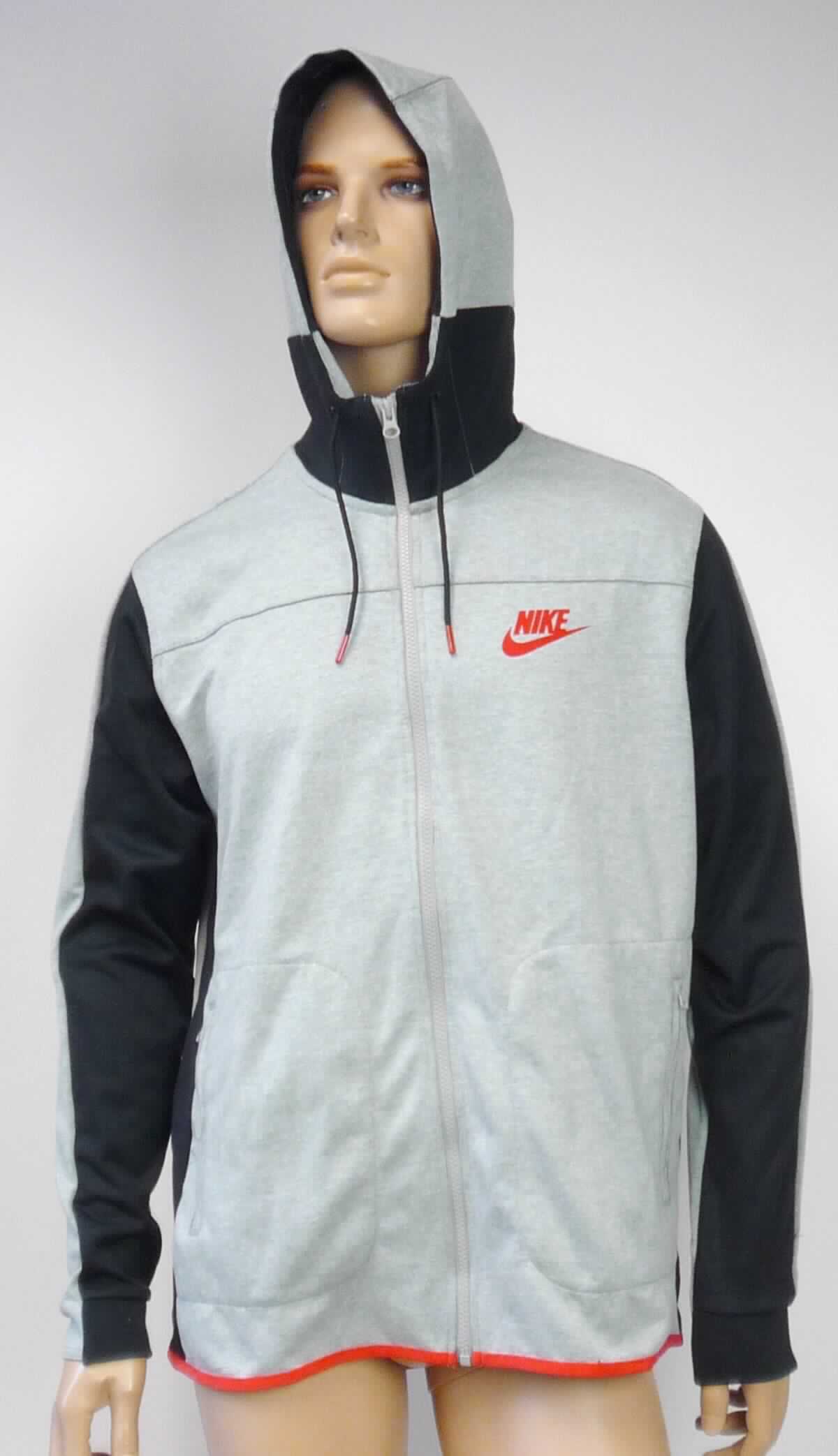 Jacke, sog. Sweatjacke, Strickjacke, Größe L, Foto siehe Anlage,
- aus ca. 0,9 mm dicken, buntgewirkten Gewirken aus laut Antrag 56 % Baumwolle und 44 % Polyester
  (synthetische Chemiefasern),
- über den Schritt reichend (Rückenlänge: ca. 78 cm), hinten abgerundet und vorn bis zu ca. 6 cm kürzer gearbeitet,
- mit einer angesetzten Kapuze mit Tunnelzug,
- mit einer durchgehenden Öffnung mit Reißverschluss,
- ohne Hinweise auf den Trägerkreis (unisex),
- mit langen Ärmeln,  
- vorn mit zwei eingesetzten Taschen mit Reißverschluss unterhalb der Taille,
- in Längsbahnen gearbeitet,
- am unteren, nicht verengenden Rand mit einem schmalen Gewebeband eingefasst,
- stellt sich aufgrund des Schnitts als Jacke dar, somit keine Strickjacke.

"Jacke, aus Gewirken, für Frauen, aus Baumwolle"