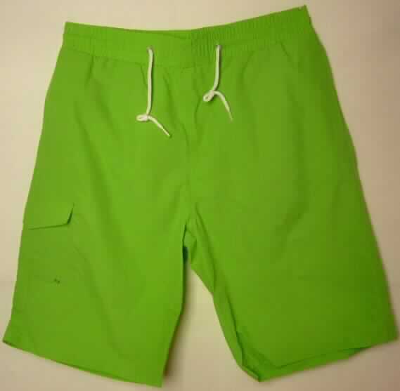 Kurze Hose, sog. Badeshorts für Männer, Größe S, Foto siehe Anlage,
- aus ca. 0,3 mm dicken, einfarbigen Geweben aus laut Antrag 100 % Nylon (synthetische Chemiefasern),
- in der Taille abschließend, mit einem elastischen Bund mit Tunnelzug,
- ohne Öffnung und ohne Verschluss,
- ohne Hinweise auf den Trägerkreis (unisex), somit keine kurze Hose der Position 6203,
- mit einem netzartigen Innenslip,
- seitlich mit zwei offenen Eingriffstaschen und einer eingesetzten Tasche mit Patte mit punktuellem 
  Klettverschluss (somit keine Badehose),
- mit kurzen Hosenbeinen, die nicht das Knie bedecken (Seitenlänge: ca. 54 cm),
- an den Beinabschlüssen durch Umschlagen und Festnähen gesäumt.

"Kurze Hose, aus Geweben, für Frauen, aus synthetischen Chemiefasern, nicht nach dem Batik-Verfahren 
 handbedruckt"