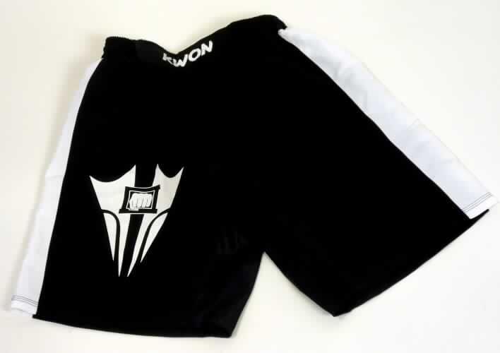 Kurze Hose für Männer, sog. MMA Shorts, Best. Nr. 20000, Größe S, siehe Foto,
- aus verschiedenen einfarbigen, bis zu 0,4 mm dicken Geweben aus laut Antrag 80% Polyester und 20%
  Elastan (beides synthetische Chemiefasern),
- in der Taille abschließend, mit einem 5 cm breiten, angesetzten, elastischen Taillenbund, 
- vorn mit einer Öffnung, die mit einem Klettverschluss von links über rechts geschlossen wird (Männerkleidung),
- ohne Taschen; auf dem rechten Hosenbein mit einem aufgedruckten Motiv,
- mit kurzen Hosenbeinen, die nicht die Knie bedecken (Seitenlänge: 51 cm), 
- an den Beinabschlüssen durch Umschlagen und Festnähen gesäumt.