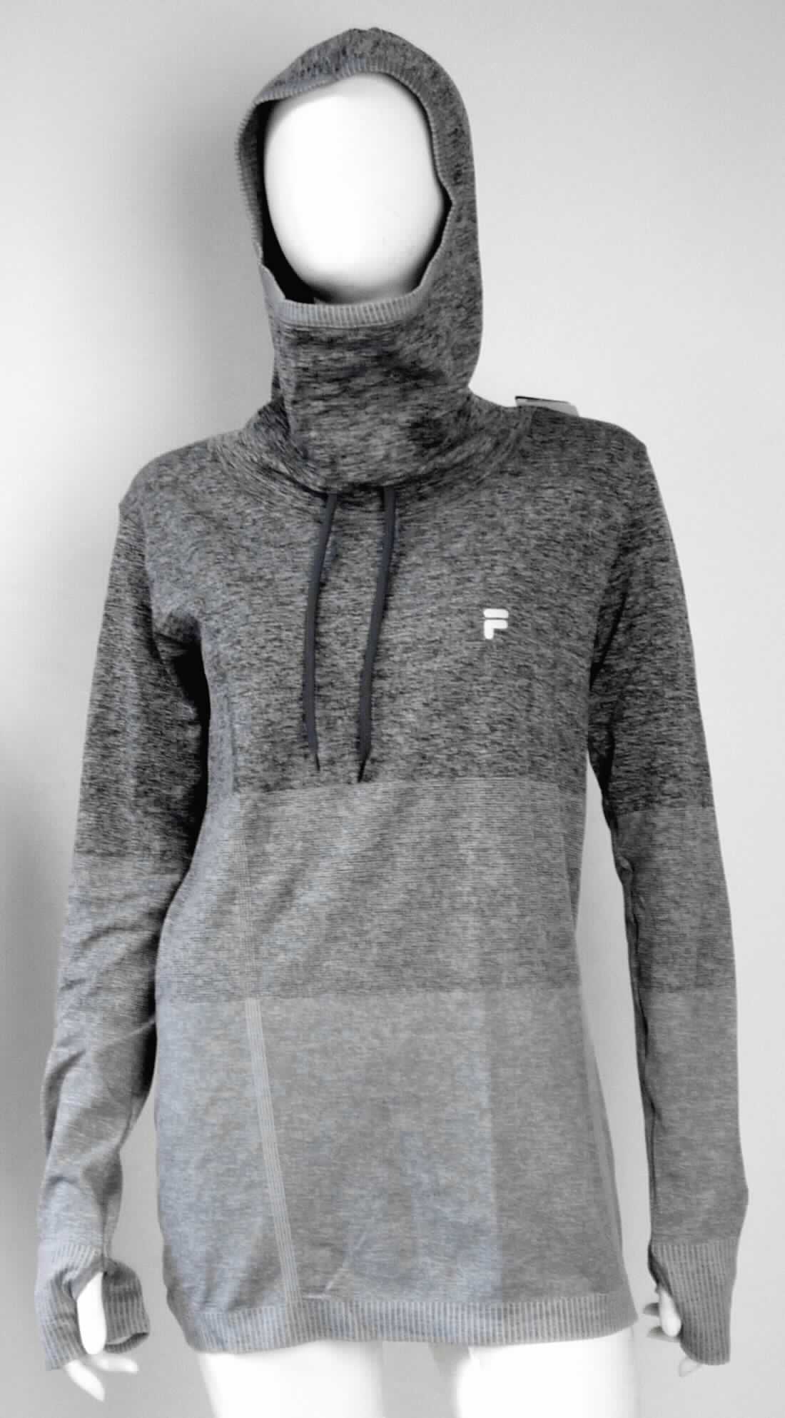 Blousonähnliches Kleidungsstück, sog. Pullover, Größe S/M, Foto siehe Anlage,
- aus ca. 0,7 mm dicken, buntgewirkten Gewirken (melierte Garne) aus laut Antrag synthetischen Chemiefasern,
- über den Schritt reichend (Rückenlänge: ca. 70 cm),
- mit einer angesetzten Kapuze, im Halsbereich mit einem Tunnelzug zu raffen,
- ohne Öffnung und ohne Verschluss; ohne Hinweise auf den Trägerkreis (unisex),
- mit langen Ärmeln, die über den unteren Rand des Kleidungsstücks hinausreichen; an den Ärmelenden mit 
  verengenden Bündchen und Daumenloch ausgestattet,
- am unteren Rand mit einem verengenden Bund,
- erfüllt die Merkmale zur Einreihung als blousonähnliches Kleidungsstück, somit kein Pullover.

"Blousonähnliches Kleidungsstück aus Gewirken, für Frauen, aus Chemiefasern"