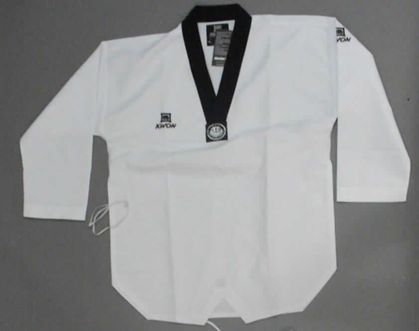 Zweiteilige Zusammenstellung (bestehend aus anderer Kleidung und langer Hose), sog. Taekwondo-Anzug Revolution, Best. Nr. 1050 mit schwarzem Revers, in Erwachsenengröße 3/170 (entspricht Konfektionsgröße L), siehe Fotos,
- in einem Polybeutel gemeinsam für den Einzelverkauf aufgemacht,
- aus einfarbigen, strukturierten, 0,6 mm dicken Geweben aus laut Antrag 100% Polyester (synthetische Chemie- 
  fasern), 
- Oberteil mit einem aufgenähten, kontrastfarbenen (schwarz) Gewebestreifen an der Öffnung; keine Kombination, 
  weil die Kleidungsstücke nicht aus ein und demselben Flächenerzeugnis hergestellt sind,
- andere Kleidung (Oberteil für Männer):
-- über den halben Oberschenkel reichend (Rückenlänge: 90 cm); weit geschnitten, 
-- mit langen Ärmeln ohne verengende Abschlüsse (u.a. deshalb kein Trainingsanzug),
-- mit einem tiefen, V-förmigen Halsausschnitt mit Überlappung der Randeinfassung von links  auf rechts 
   (Männerkleidung) ohne Öffnung; mit  42 cm langen Seitenschlitzen mit einem elastischen Band
   und einem Knopf zur Fixierung; um unteren Rand gesäumt, mit einer mittigen, dreieckigen Einkerbung,
-- mit aufgestickten Verzierungen und einem aufgenähten Etikett.