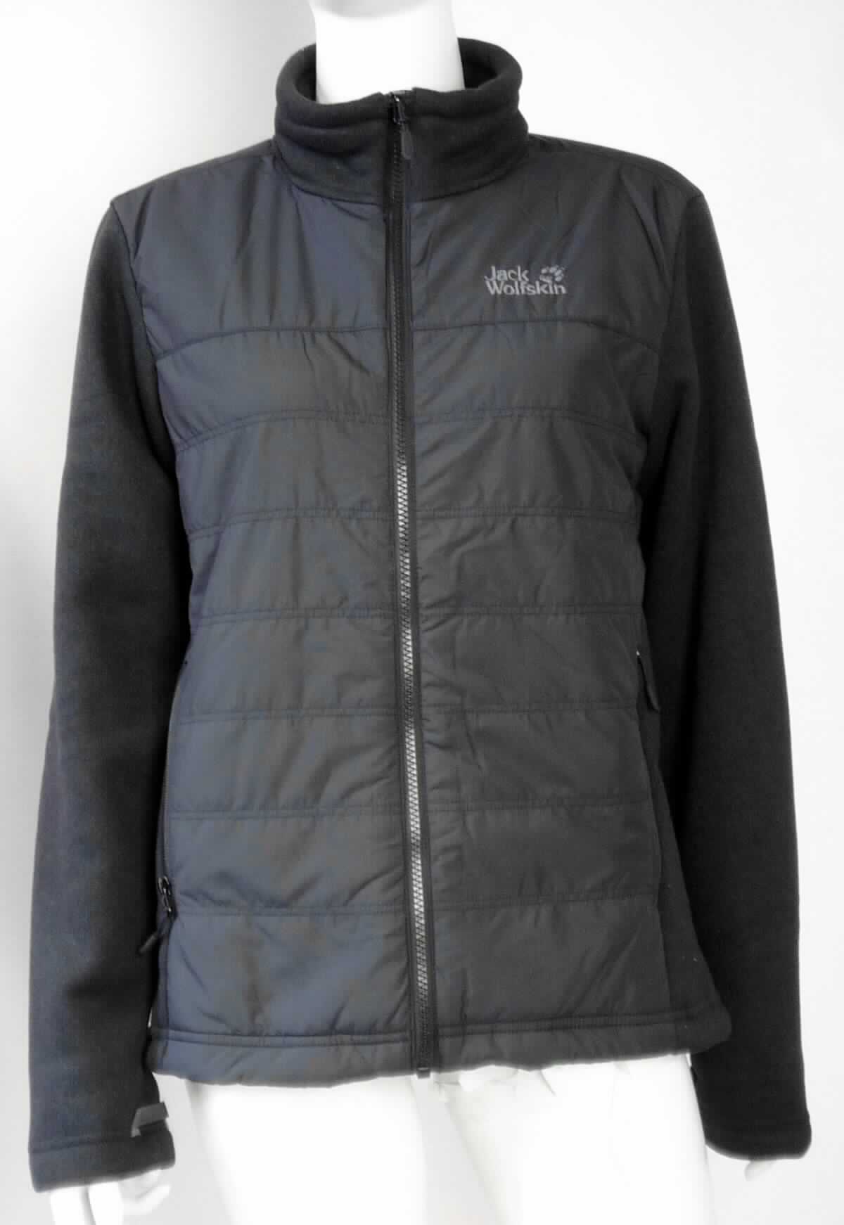 Blouson, sog. Fleecejacke, Größe S, Foto siehe Anlage,
- aus Spinnstoffen aus laut Antrag synthetischen Chemiefasern; mit einem zweilagig gearbeiteten Mittelteil 
  des Vorderteils, mit einer Außenlage aus ca. 0,1 mm dicken, einfarbigen Geweben und einer Innenlage aus 
  Wattierungsstoff, die Lagen wurden laut Antrag nach dem Zuschneiden durch Steppen abgeteilt und 
  zusammengenäht (keine Meterware der Position 5811); mit einem Schultersattel aus ca. 0,1 mm dicken, 
  einfarbigen Geweben; alle übrigen Teile aus ca. 2,2 mm dicken, einseitig gerauten (Innenseite), einfarbigen 
  Gewirken,
- teilweise gefüttert,
- über die Taille reichend (Rückenlänge: ca. 66 cm),
- mit Stehkragen, 
- vorn mit einer durchgehenden Öffnung mit Reißverschluss, 
- ohne Hinweise auf den Trägerkreis (unisex),
- mit langen Ärmeln, die über den unteren Rand des Kleidungsstücks hinausreichen; an den Ärmelenden durch
  Umschlagen und Festnähen gesäumt,
- vorn mit zwei eingesetzten Taschen mit Reißverschluss unterhalb der Taille,
- am unteren Rand mit einem verengenden Tunnelzug ausgestattet,
- im Hinblick auf das äußere Erscheinungsbild sind die Gewirke und Gewebe als gleichbedeutend zu betrachten;
  insbesondere im Hinblick auf den Umfang verleihen jedoch die Gewirke der Ware ihren wesentlichen Charakter,
  deshalb keine Ware der Position 6202.

"Blouson, aus Gewirken, für Frauen, aus Chemiefasern"
