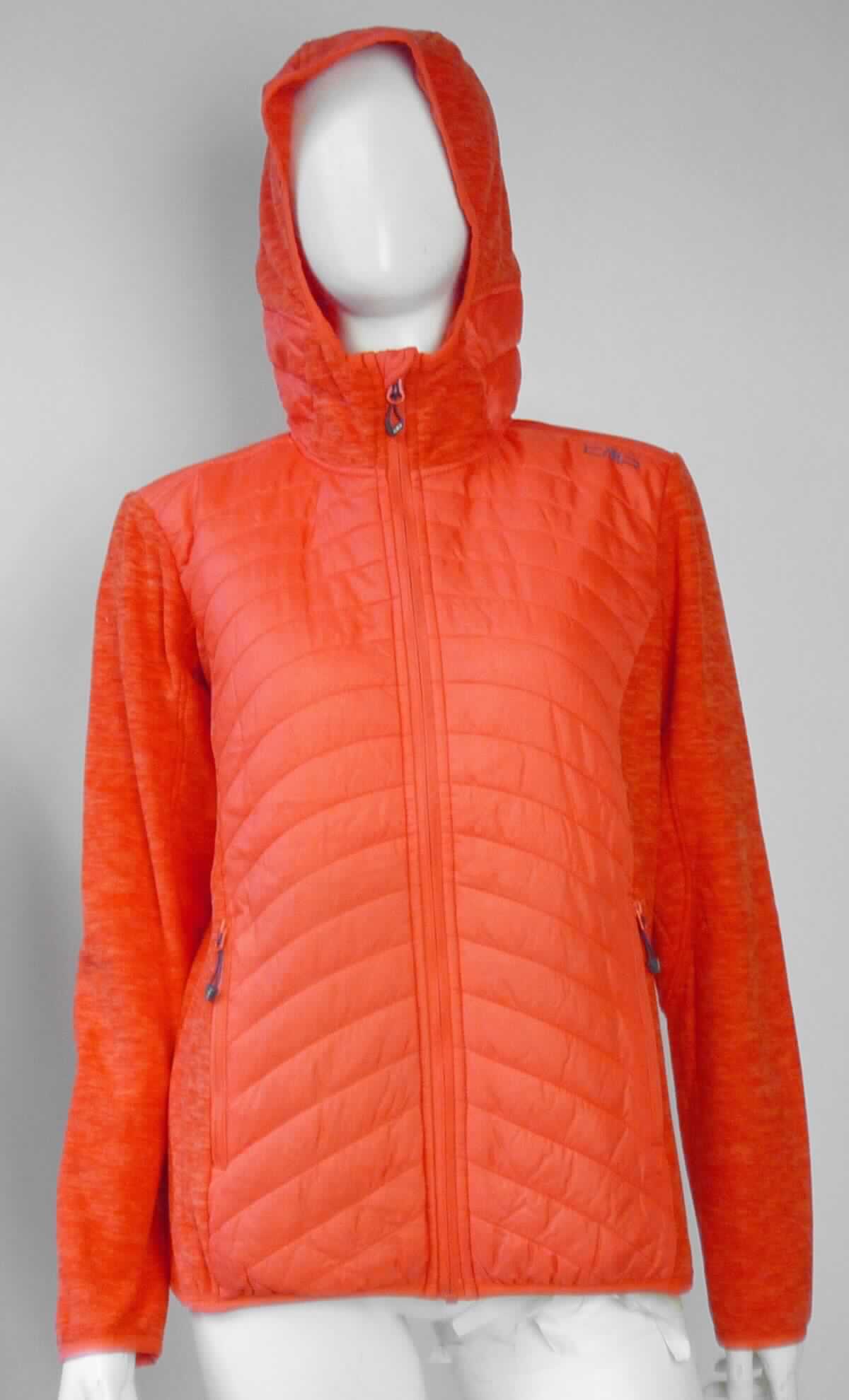 Blouson, sog. Strickjacke, Hybrid Fleece Jacke, Größe S/38, Foto siehe Anlage,
- aus Spinnstoffen aus laut Antrag synthetischen Chemiefasern; mit einem zweilagig gearbeiteten Mittelteil 
  des Vorderteils, einem Schultersattel und einem Nackenbereich, mit einer Außenlage aus ca. 0,1 mm dicken, 
  einfarbigen Geweben und einer Innenlage aus Wattierungsstoff, die Lagen wurden laut Antrag nach dem 
  Zuschneiden durch Steppen abgeteilt und zusammengenäht (keine Meterware der Position 5811); alle übrigen 
  Teile aus ca. 1,1 mm dicken, einseitig gerauten (Innenseite), buntgewirkten Gewirken (melierte Garne),
- teilweise gefüttert,
- über die Taille reichend (Rückenlänge: ca. 63 cm),
- mit einer angesetzten Kapuze, 
- vorn mit einer durchgehenden Öffnung mit einem bis an den Kapuzenrand reichenden Reißverschluss, mit
  einer kurzen Überlappung von rechts auf links (Frauenkleidung),
- mit langen Ärmeln, die über den unteren Rand des Kleidungsstücks hinausreichen; an den Ärmelenden elastisch
  verengt,
- vorn mit zwei eingesetzten Taschen mit Reißverschluss unterhalb der Taille,
- am unteren Rand mit einem schmalen, elastischen Gewebeband eingefasst und leicht verengt,
- erfüllt die Merkmale zur Einreihung als Blouson, somit keine Jacke oder Strickjacke,
- im Hinblick auf das äußere Erscheinungsbild sind die Gewirke und Gewebe als gleichbedeutend zu betrachten;
  insbesondere im Hinblick auf den Umfang verleihen jedoch die Gewirke der Ware ihren wesentlichen Charakter.

"Blouson, aus Gewirken, für Frauen, aus Chemiefasern"