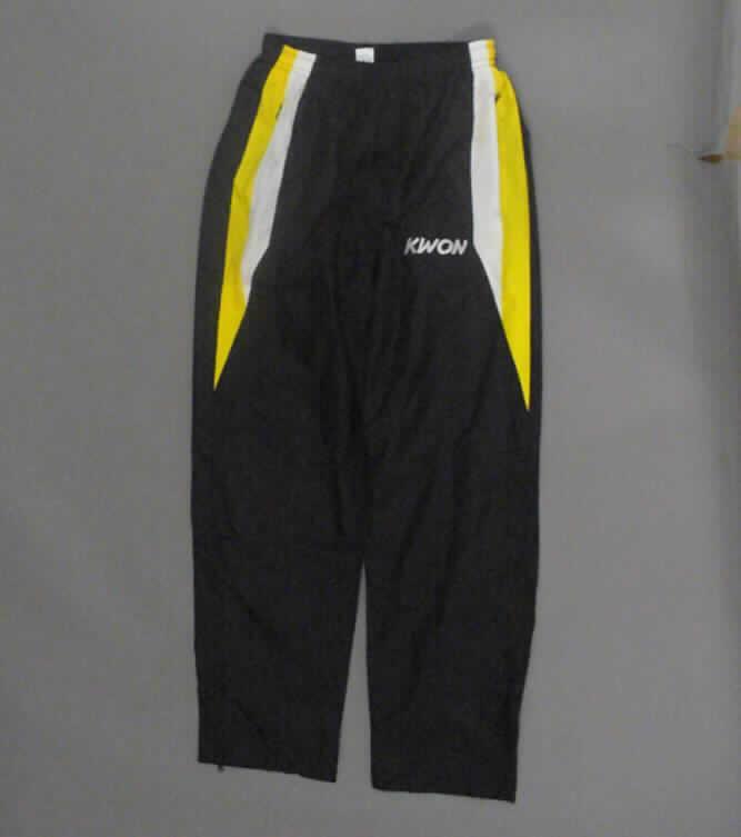 Trainingsanzug, sog. Trainingsanzug Endurance (schwarz/weiß/gelb, Best. Nr. 71803), Größe M, siehe Fotos,
- bestehend aus Ober- und Unterteil (Blouson und lange Hose),
- gemeinsam im Polybeutel für den Einzelverkauf aufgemacht,
- erkennbar dazu bestimmt, ausschließlich oder im Wesentlichen bei der Ausübung eines Sports getragen 
  zu werden (u. a. deshalb weder Anzug noch Kombination),
- aus verschiedenen, 0,2 mm dicken, einfarbigen Geweben (beide Teile schwarz, weiß und gelb) aus laut
  Antrag 100% Polyester (synthetische Chemiefasern); somit nicht mit Außenseite aus ein und demselben 
  Flächenerzeugnis hergestellt, daher getrennte Einreihung innerhalb der Position 6211,
- vollständig leicht gefüttert,
- ohne Merkmale, die auf den Trägerkreis schließen lassen (unisex),
- Unterteil (lange Hose): 
-- in der Taille abschließend; mit einem 3,5 cm breiten, elastischen Taillenbund mit Kordelzug,
-- ohne Öffnung und ohne Verschluss; vorn mit zwei eingesetzten Taschen, mit Reißverschluss,
-- mit knöchellangen Hosenbeinen; an den Beinabschlüssen gesäumt und mit ca. 22 cm hoch reichenden 
   Öffnungen mit Reißverschluss und erweiternden Einsätzen ausgestattet.