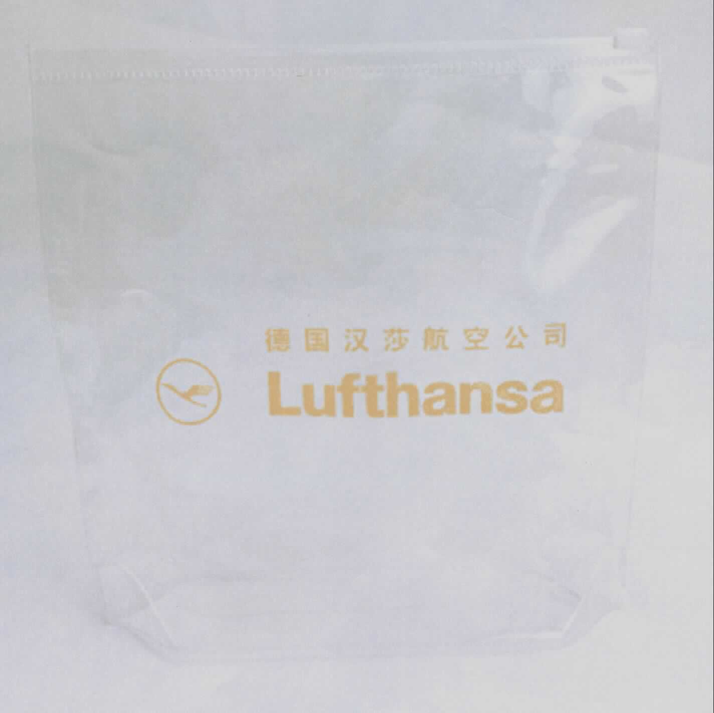 Bei dem durch eine Abbildung veranschaulichten Artikel handelt es sich um einen sogenannten Zip-Beutel aus miteinander verschweißten, transparenten Folien aus - lt. Antragsangaben- Polyvinylchlorid, einem Kunststoff im Sinne der Anmerkung 1 zu Kapitel 39. Die im flachliegenden Zustand ca. 20 x 15 cm Ware ist mit einer Druckverschlussleiste mit Schiebereiter versehen und auf der Außenseite mit Schriftzügen bedruckt.

Der Beutel dient u. a. auf Flugreisen als Transport- oder Verpackungsmittel von kosmetischen Flüssigkeiten, Cremes etc. im Handgepäck und ist für eine längere Verwendung nicht vorgesehen.

Das zu 50 Stück in einem Pappkarton aufgemachte Erzeugnis wird zolltariflich als "Transport- oder Verpackungsmittel aus Kunststoffen, Säcke und Beutel (einschließlich Tüten) aus Polyvinylchlorid (PVC)" eingereiht.
