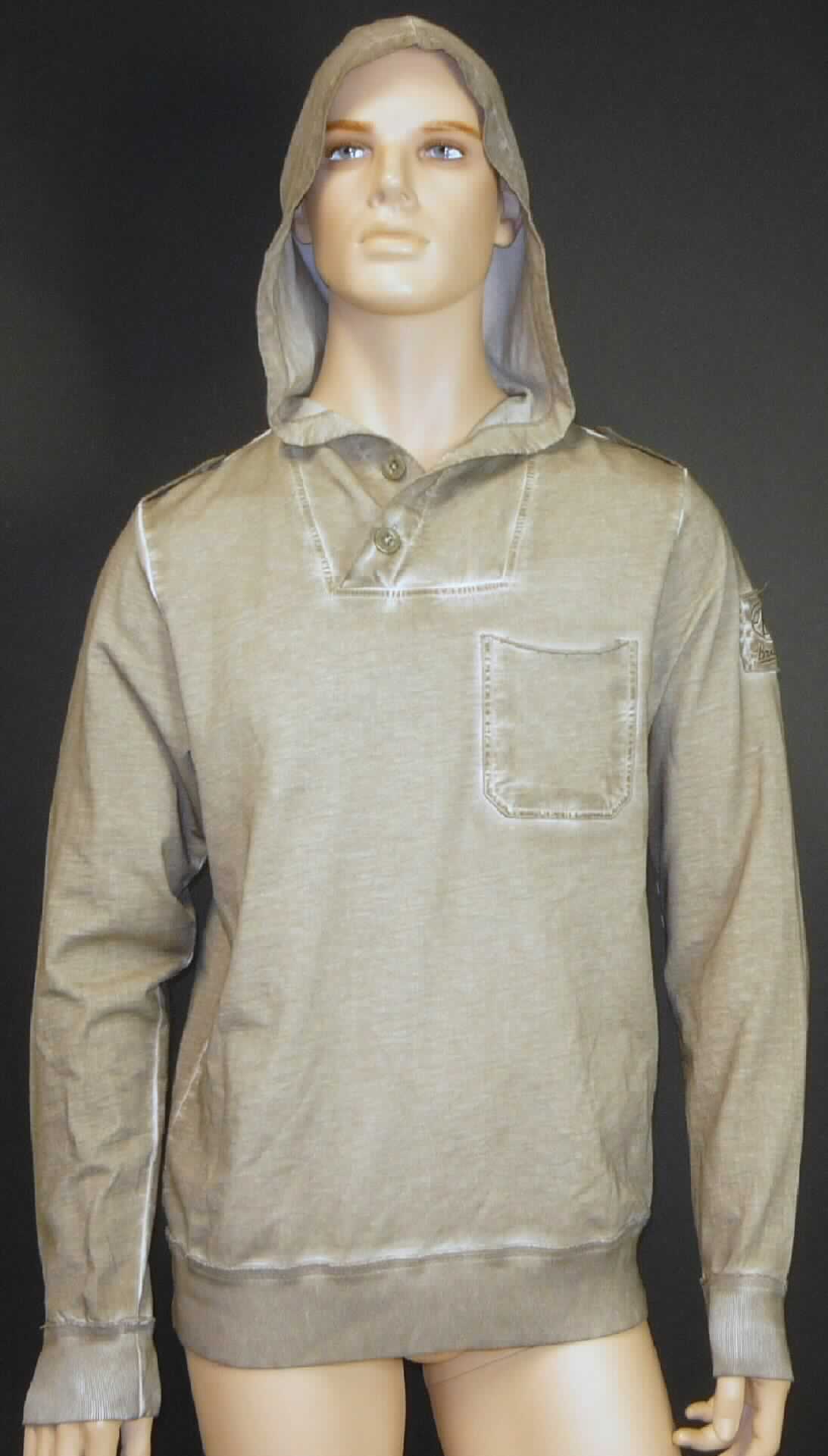 Blouson, sog. Kapuzenpullover für Männer, Wilcox Pullover, Größe M, Foto siehe Anlage,
- aus ca. 0,8 mm dicken, bedruckten Gewirken aus laut Antrag 100 % Baumwolle,
- über die Taille reichend (Rückenlänge: ca. 70 cm),
- mit Kapuze, deren Ränder vorn in eine nicht durchgehenden Öffnung mit Knopfverschluss von links über rechts 
  (Männerkleidung) übergehen,
- im Bereich der Schultern mit Riegeln mit Knopfverschluss verziert,
- mit langen Ärmeln, die über den unteren Rand des Kleidungsstücks hinausreichen; an den Ärmelenden mit 
  angesetzten, gerippt gewirkten, verengenden Bündchen,
- mit einer aufgesetzten, offenen Brusttasche auf der linken Seite,
- am unteren Rand mit einem angesetzten, gerippt gewirkten, verengenden Bund,
- erfüllt die Merkmale zur Einreihung als Blouson, somit kein Pullover.

"Blouson, aus Gewirken, für Männer, aus Baumwolle"
