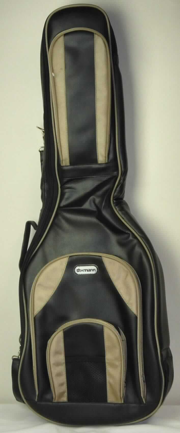Etui für ein Musikinstrument, sog. Thomann E-Guitar Gigbag Premium BR, Art. 243805, Foto siehe Anlage, 
- mit einer Außenseite aus Kunststofffolien (narbenartig geprägt),
- mit Einsätzen aus Spinnstoffen auf den Vorfächern,
- mit einem verstellbaren, abnehmbaren Schultertragegurt und einem Handtragegriff,
- mit zwei verstellbaren Rückentragegurten, die in Reißverschlussfächern eingesteckt werden können,
- mit drei aufgesetzten Vorfächern mit Reißverschluss,
- mit einem seitlich umlaufenden Reißverschluss zu öffnen,
- gepolstert gefüttert, ohne Inneneinteilung,
- zur Aufnahme einer E-Gitarre bestimmt,
- in der Form einer Gitarre gestaltet, 
- mit den Abmessungen von ca. 108 x 38 x 10 cm.

"Etui (Behältnis) für Musikinstrument, mit Außenseite aus Kunststofffolien"