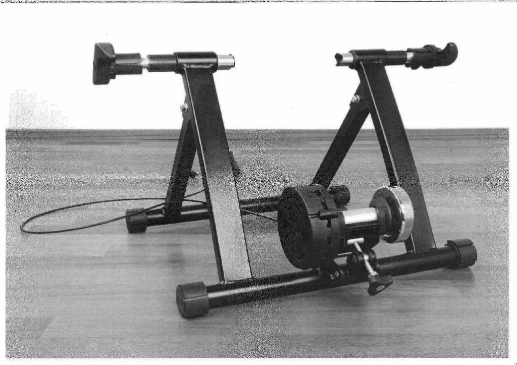 Bei dem sog. "Rollentrainer-Set" handelt es sich um ein Trainingsgerät für Zuhause, das zusammen mit einem Fahrrad (nicht Gegenstand dieser Auskunft), ähnlich einem Ergometer bzw. Hometrainer, verwendet werden soll.
Das zweiteilige Set beinhaltet im Wesentlichen:
- ein Gestell aus Metall mit eingebauter "Laufrollen-Vorrichtung mit Magnetbremse" und einer sog. Radklemmung zum Einspannen des Hinterrades sowie einer verkabelten Lenkerfernbedienung mit 5-facher Widerstandseinstellung und
-  einen Vorderradständer.
Das zusammenklappbare Gerät ist für Räder mit einer Achsbreite von 100-210 mm geeignet und zugelassen für eine Belastung bis 135 kg (inkl. Fahrrad).

Die Ware ist als "Gerät und Ausrüstungsgegenstand für die allgemeine körperliche Ertüchtigung mit System zum Einstellen unterschiedlicher Belastungen, in diesem Kapitel anderweit weder genannt noch inbegriffen" einzureihen.

Anlage: 1 Abbildung