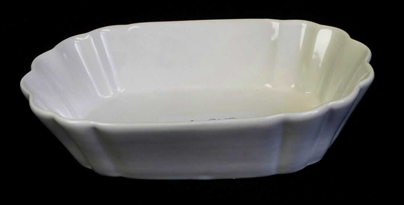 Keramisches Geschirr, sog. Imbissschale, Artikel 516807, Foto siehe Anlage,
- weiße, glasierte Schale,
- in den Abmessungen: ca. 4 cm (Höhe) x 16,7 cm (Breite) x 9,8 cm (Tiefe),
- keramisches Erzeugnis; nach der Formgebung gebrannt; tonmineralhaltiges Material enthaltend, 
- - nach dem Ergebnis der wissenschaftlichen Untersuchung handelt es sich bei der Keramik weder 
    um Porzellan, gewöhnlichen Ton, Steinzeug, Steingut oder feine Erden; die Schale ist damit als
    Geschirr aus anderer Keramik anzusehen.
 
"Keramisches Geschirr (Schale), aus anderer Keramik als Porzellan, gewöhnlicher Ton, Steinzeug,
 Steingut oder feine Erden"