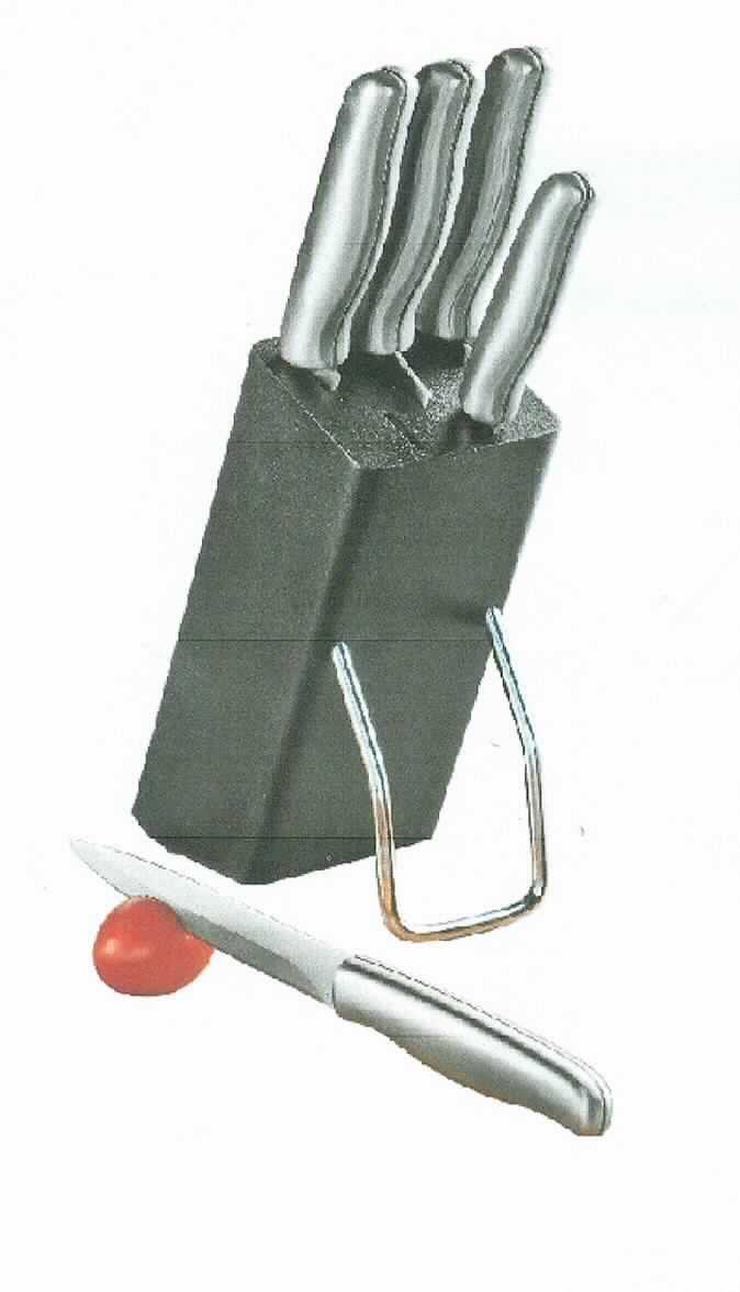 Sog. 5-tlg. Messerset; es handelt sich um eine Warenzusammenstellung in Aufmachung für den Einzelverkauf, bestehend aus

- einer Zusammenstellung aus fünf verschiedenartigen Messern mit unterschiedlicher
  Klingenlänge und unterschiedlichem Klingenschliff

-- in Form eines Brotmessers, eines Kochmessers, eines Ausbeinmessers, eines
   Universalmessers und eines Schälmessers

-- jeweils mit einer feststehenden, schneidenden Klinge aus Stahl 
   und einem daran fest angebrachten Griff (ebenfalls aus Stahl)

- einem Messerblock aus Pinienholz in Form eines schräg stehenden Vierkantblocks
  mit leicht abgerundeten Ecken

-- oben mit fünf schmalen Aussparungen zur Aufnahme der Messer ausgestattet und
   an einer Seite mit einem Ständer aus unedlem Metall versehen

Die Erzeugnisse sind gemeinsam in einem bedruckten Karton aus Pappe für den Einzelverkauf aufgemacht.

Die Messer bestimmen hinsichtlich der Menge und des Wertes den Charakter der Warenzusammenstellung.

Abbildung siehe Anlage.

Derartige Erzeugnisse gehören als "Zusammenstellungen von Messern mit schneidender Klinge aus unedlem Metall, auch gezahnt, andere als die der Position 8208" zum TARIC-Code 8211 1000 00.