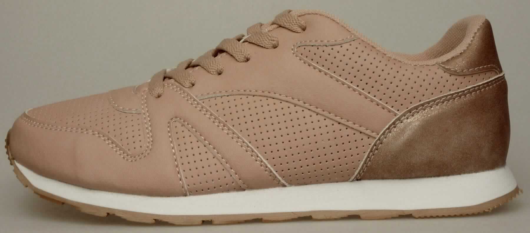 Halbschuhe (lt. Antrag: "Damen Sneaker, flach, beige, Art. 384295", Foto siehe Anlage)
- mit Laufsohlen aus Kautschuk,
- mit Oberteil (geschlossenes Blatt) aus Kunststoff (Spinnstoff mit einer mit 
  bloßem Auge wahrnehmbaren Außenschicht aus Kunststoff,
- mit Schnürsenkelverschluss,
- nicht mit Dornen, Krampen, Klammern, Stollen oder ähnlichen Vorrichtungen versehen oder für deren 
  Anbringung hergerichtet (keine Sportschuhe),
- ohne Metallschutz in der Vorderkappe,
- nicht den Knöchel bedeckend,
- mit einer Länge der Innensohle von mehr als 24 cm,
- nicht als Männer- oder Frauenschuhe erkennbar

"Schuhe mit Laufsohlen aus Kautschuk und Oberteil aus Kunststoff, andere als in der Pos. 6401 und 
 in den UPos. 6402 1210 bis 6402 9991 genannt, nicht als Männer- oder Frauenschuhe erkennbar"