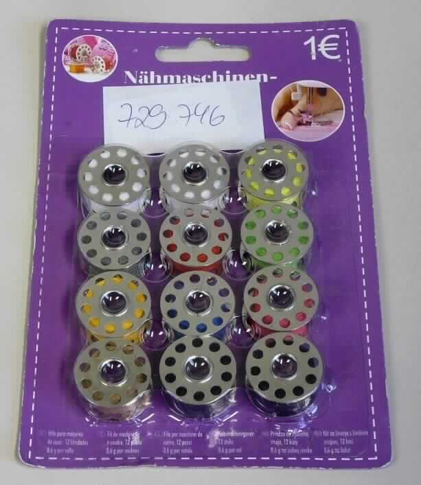Nähgarn, sog. 12er Nähmaschinengarn, Art. 729746, Foto siehe Anlage,
- als 12-teiliges Sortiment in einer Blisterverpackung verpackt,
- lt. Untersuchungsergebnis:
-- aus verschiedenen, gefärbten bzw. gebleichten Garnen aus synthetischen Spinnfasern (lt. Antrag: 
   100 % Polyester),
-- appretiert für die Verwendung als Nähgarn,
-- gezwirnt; mit einer Z-Drehung als letzter Drehung,
- mit einem Gewicht, einschließlich Unterlage (Metallspule), von jeweils ca. 4,2 g; stellt sich damit als Garn in 
  Aufmachung für den Einzelverkauf dar,
- erfüllt die Voraussetzung zur Einreihung als Nähgarn.

"Nähgarn aus synthetischen Spinnfasern, in Aufmachungen für den Einzelverkauf"