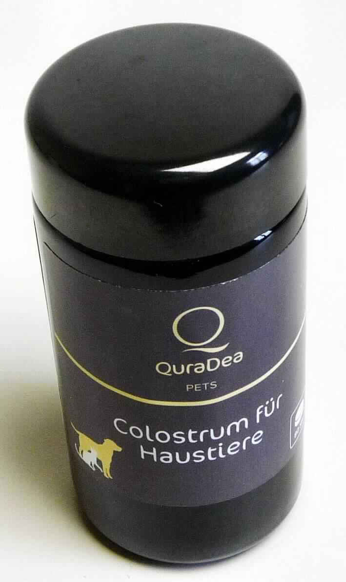 Antragsangaben: QuraDea Colostrum Tabletten für Haustiere.

Beschaffenheit des Warenmusters: hellgrüne, ca. 1,3 x 0,4 cm große, gesprenkelte Tabletten in einem dunklen Schraubdeckelglas mit umlaufendem Etikett, einer Aufmachung für den Einzelverkauf entsprechend. Etikett-Bild: Zeichnung eines Hundes und einer Katze und Zeichung einer Tablette mit dem Zusatz "80 Stk.". Etikett-Text (Auszug): QurDea PETS. Colostrum für Haustiere. Zutaten (je Tablette): BIO Kuh Colostrum 240 mg, BIO Gerstengras 227 mg, Grünlippmuschel 54 mg, BIO Acerola 54 mg, Microkr. Zellulose 32 mg.

Zubereitung von der zur Fütterung verwendeten Art, Hunde- und Katzenfutter, in Aufmachungen für den Einzelverkauf, keine Glucose, Glucosesirup, Maltodextrin oder Maltodextrinsirup der Unterpositionen 1702 30 50, 1702 30 90, 1702 40 90, 1702 90 50 und 2106 90 55 oder Stärke enthaltend, jedoch Milcherzeugnisse enthaltend.