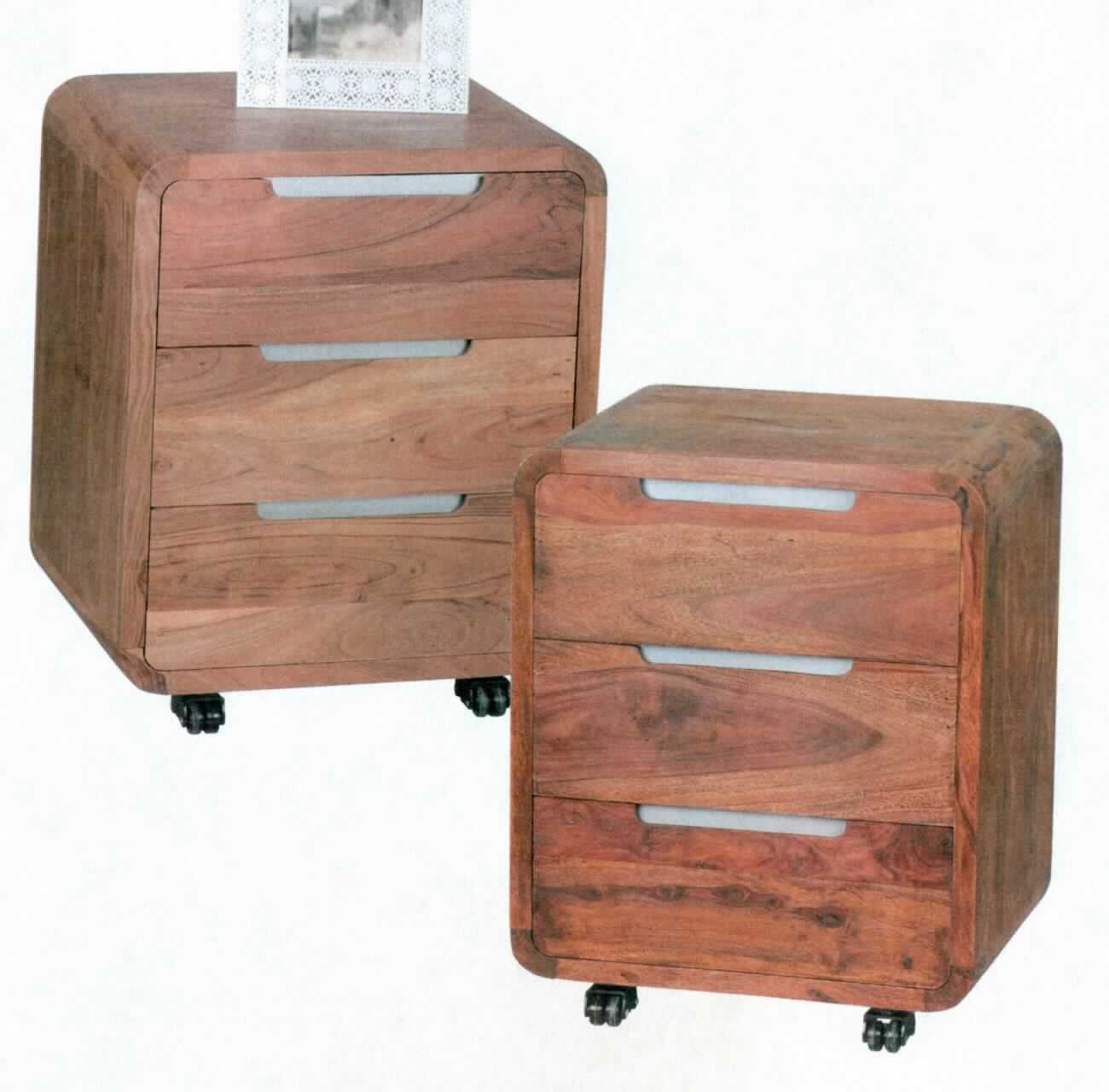 Büromöbel, sog. Rollcontainer (WL1.473 und WL1.474), in Form eines 49 x 40,5 x 60,5 cm (B x T x H) großen Möbels aus Akazien- bzw. Sheeshamholz, das im Wesentlichen aus einem rechteckigen, an den Rändern abgerundeten Korpus mit drei Schubläden besteht und auf der Unterseite mit vier Rollen versehen ist. 
Das Möbel dient der Ausstattung von Büros und wird zu diesem Zweck auf den Boden gestellt. 

Die Ware wird als "anderes als von den Positionen 9401 und 9402 erfasstes Holzmöbel, von der in Büros verwendeten Art, anderes als Schreibtisch, mit einer Höhe von 80 cm oder weniger" eingereiht.