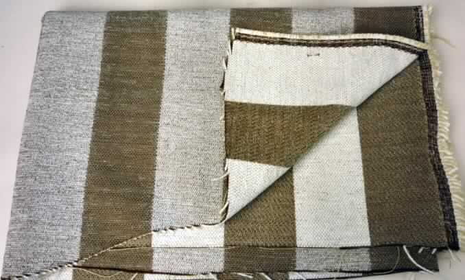 Gewebe, sog. Möbelbezugsstoff Senegal, Foto siehe Anlage, 
- als Meterware; mit einer Breite von laut Antrag 145 cm,
- laut Untersuchungsergebnis:
-- aus 70,5 GHT synthetischen Spinnfasern (45,7 GHT Polyacryl und 24,8 GHT Polyester) und 29,5 GHT 
   synthetischen Filamenten (Polyester),
-- kein Chenillegewebe der Position 5801, da ohne samtartige Oberfläche,
-- buntgewebt,
-- in Musterbindung.

"Gewebe aus synthetischen Spinnfasern, anderes als in den Positionen 5512 bis 5514 genannte, aus 
 Polyacryl-Spinnfasern, hauptsächlich mit synthetischen Filamenten gemischt, buntgewebt"