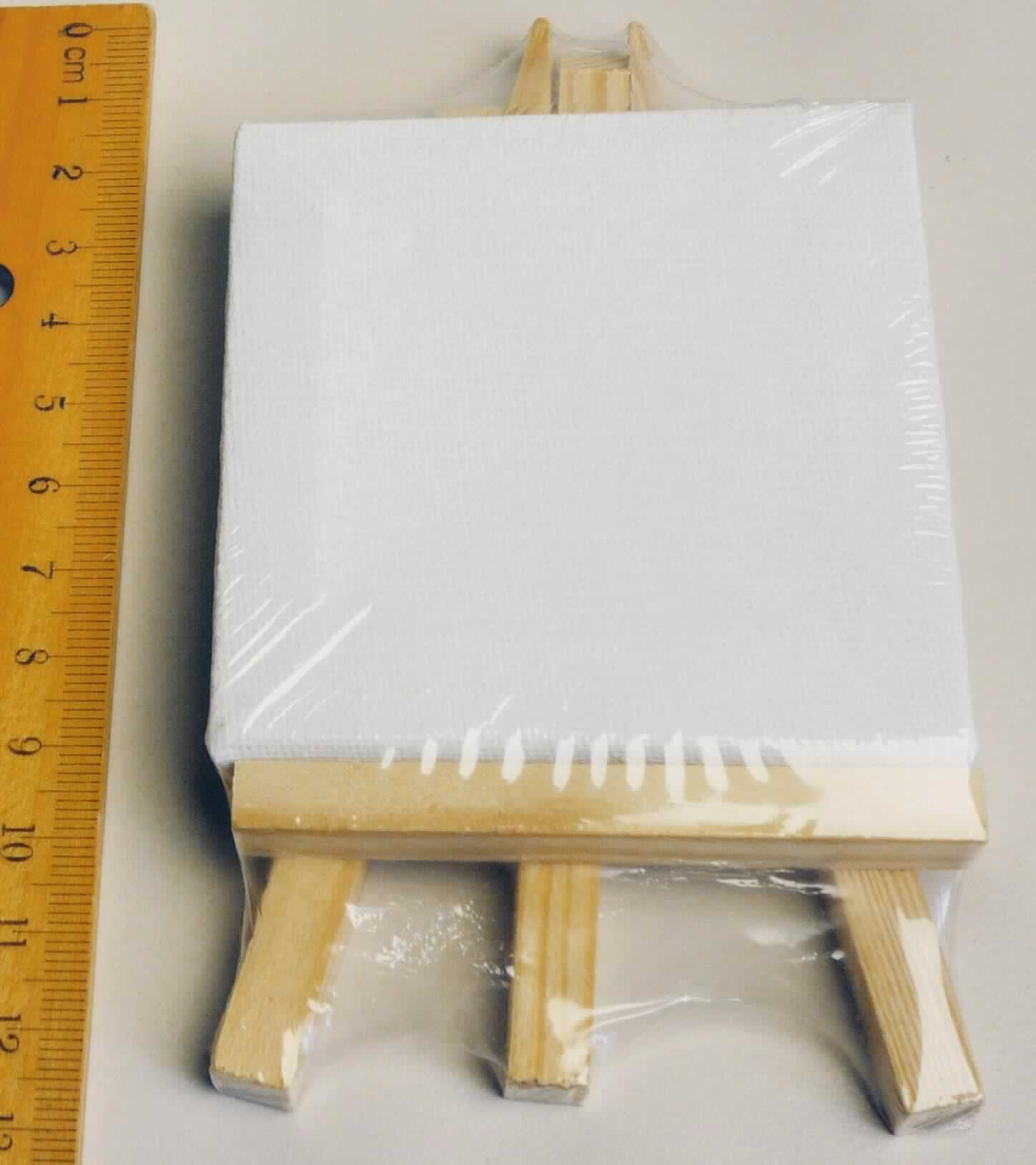 Leinwand auf Staffelei, sog. kleiner Keilrahmen mit Staffelei, Art. Nr. 144506, Foto siehe Anlage,
- gemeinsam in einem Polybeutel verpackt,
- zusammengesetzte Ware, bestehend aus einer präparierten Malleinwand und einer Mini-Staffelei,
- präparierte Malleinwand:
-- quadratisch; in den Abmessungen von ca. 7 cm x 7 cm,
-- bestehend aus einem einseitig bestrichenen, leicht steifen, leinwandbindigen Gewebe aus Spinnstoffen, das 
   durch Festtackern auf einen Rahmen aus Holz gespannt ist,
-- insbesondere hinsichtlich der Bedeutung in Bezug auf die Verwendung verleihen die Gewebe aus Spinnstoffen 
   der Ware ihren wesentlichen Charakter,
- Mini-Staffelei:
-- in den Abmessungen von ca. 12,5 cm x 7 cm,
-- dreibeiniges Gestell/Staffelei aus Holz,
- die präparierte Malleinwand soll laut Antrag bemalt und anschließend auf der Staffelei präsentiert werden; die 
  Ware dient der Dekoration,
- insbesondere im Hinblick auf die Bedeutung in Bezug auf die Verwendung verleiht die präparierte Malleinwand 
  der zusammengesetzten Ware ihren wesentlichen Charakter.

"Präparierte Malleinwand aus Spinnstoffen"