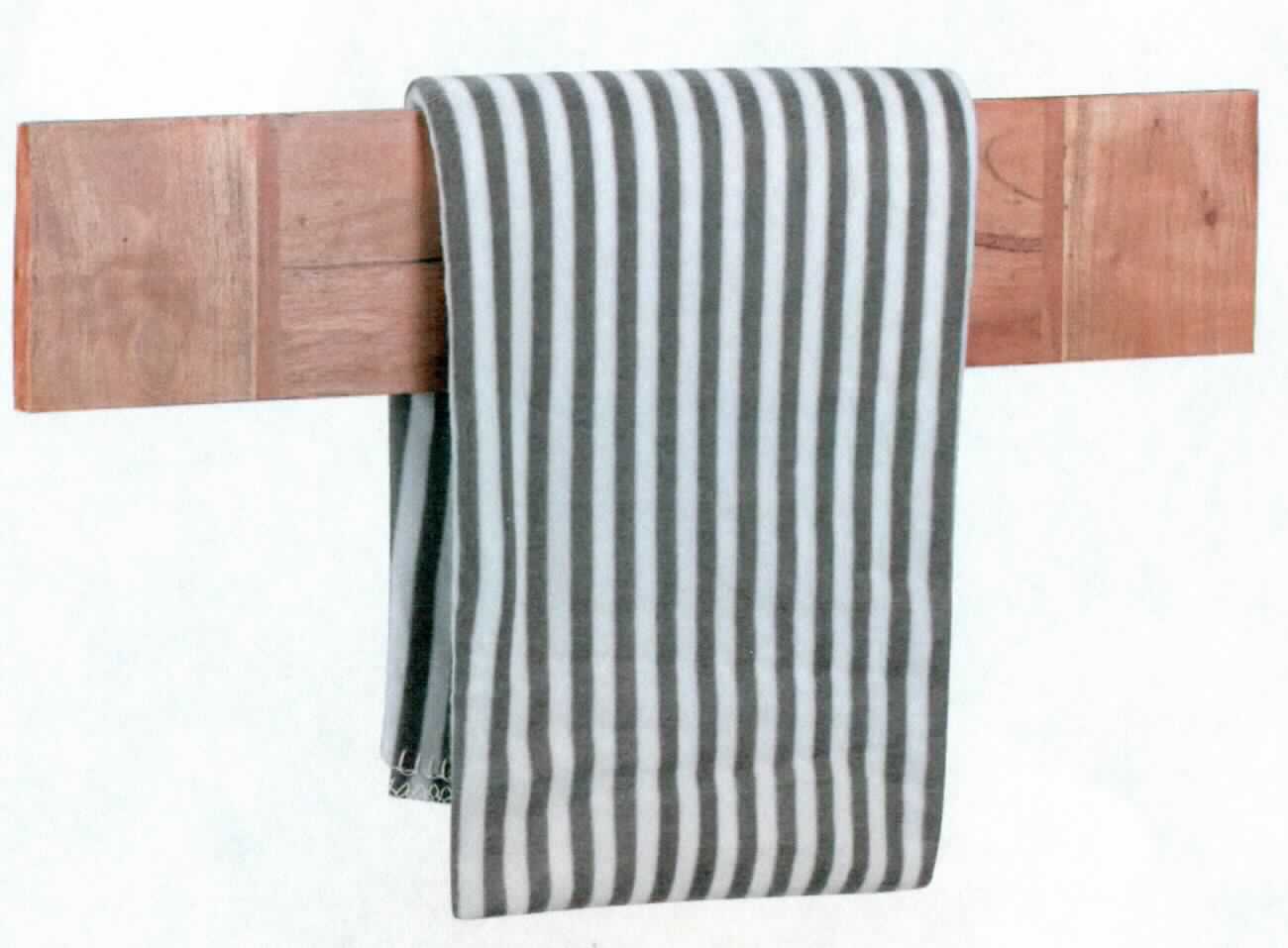 "Handtuchhalter, Art. WL1.595"
- Halterung aus massiven Holzleisten (Akazie, lt. Antragsteller) in rechteckiger Form, 
  mit Montagehaken aus unedlem Metall auf der Rückseite (Abmessungen ca. 80 x 10 x 15 cm), 
- mit Befestigungsmaterial für die Wandmontage (Beipack) in einer gemeinsamen 
  Verkaufsumschließung,
- zum Aufhängen von Handtüchern im Badezimmer (kein Möbel der Pos. 9403).
(Abbildung siehe Anlage)

Der Charakter der Warenzusammenstellung wird durch den Handtuchhalter aus Holz bestimmt.

"Innenausstattungsgegenstand aus Holz keine Hölzer mit Einlegearbeit, nicht aus tropischem Holz im Sinne der Zusätzlichen Anmerkung 2 zu Kapitel 44 in Warenzusammenstellung mit nicht Charakter bestimmendem Beipack; sog. Handtuchhalter"