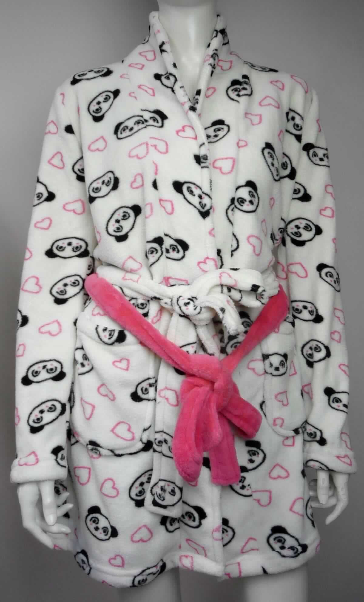 Bademantel, sog. Interconcepts Bademantel Panda, 783666, Größe S, Foto siehe Anlage,
- aus ca. 2,2 mm dicken, bedruckten Plüschgewirken aus lt. Antrag 100% Polyester (synthetische Chemiefasern),
- über den halben Oberschenkel reichend (Rückenlänge: ca. 86 cm),
- mit einem Schalkragen,
- vorn mit einer durchgehenden Öffnung ohne Verschluss; ohne Hinweise auf den Trägerkreis (unisex),
- mit einem durch Schlaufen gezogenen Bindegürtel aus Plüschgewirken,
- mit zwei aufgesetzten, offenen Taschen,
- am unteren Rand durch Umschlagen und Festnähen gesäumt.

"Bademantel, aus Gewirken, für Frauen, aus Chemiefasern"