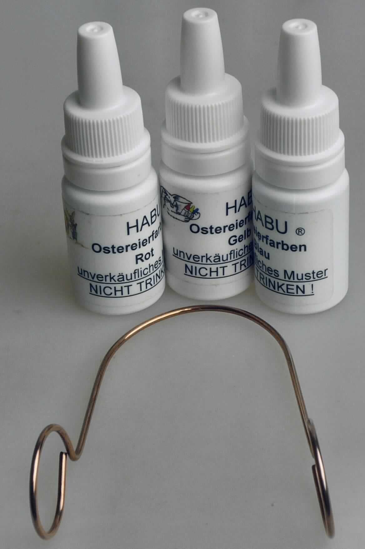 Angaben: HABU - Ostereierfarben; zum Färben von handelsüblichen Lebensmitteleiern; Warenzusammenstellung in Aufmachung für den Einzelverkauf bestehend aus einer Eierzange (aus Metalldraht), einer Gebrauchsanweisung und drei 10ml- Kunststofftropffläschchen (gefüllt mit roter, gelber und blauer, stark färbender Flüssigkeit).  

Befund: Färbemittel, in Formen oder Packungen für den Einzelverkauf