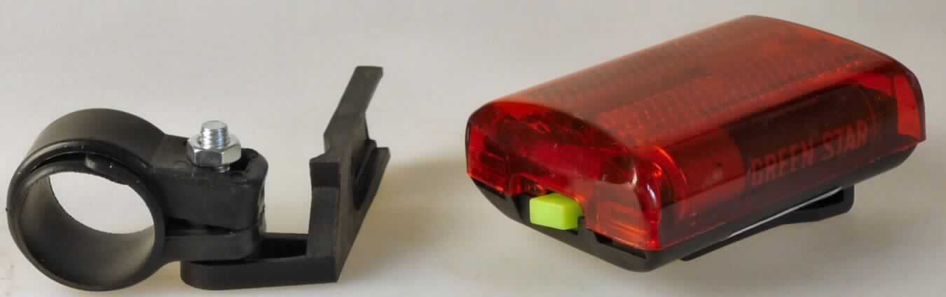 Fahrrad-Rückleuchte
- aus drei LED (2-Impulse-Flasher, Standard-Flasher, Dauerlicht) auf einer mit elektrischen
  Bauelementen bestückten gedruckten Schaltung, in einem Reflektorgehäuse mit roter
  Schutzabdeckung, Einschaltknopf, Batteriefach (Inkl. 2 x AA 1,5 Volt Batterien) sowie
  Vorrichtung zum Einstecken in einen Kunststoffhalter, 
- gemeinsam mit Kunststoffhalter zur Befestigung der Rückleuchte an der Sattelstütze des
  Fahrrades in einer Blisterverpackung.
(Abbildung siehe Anlage)

"Elektrisches Beleuchtungs- und Signalgerät von der für Fahrräder verwendeten Art, noch
nicht zusammengesetzt; sog. Sicherheitsflasher"