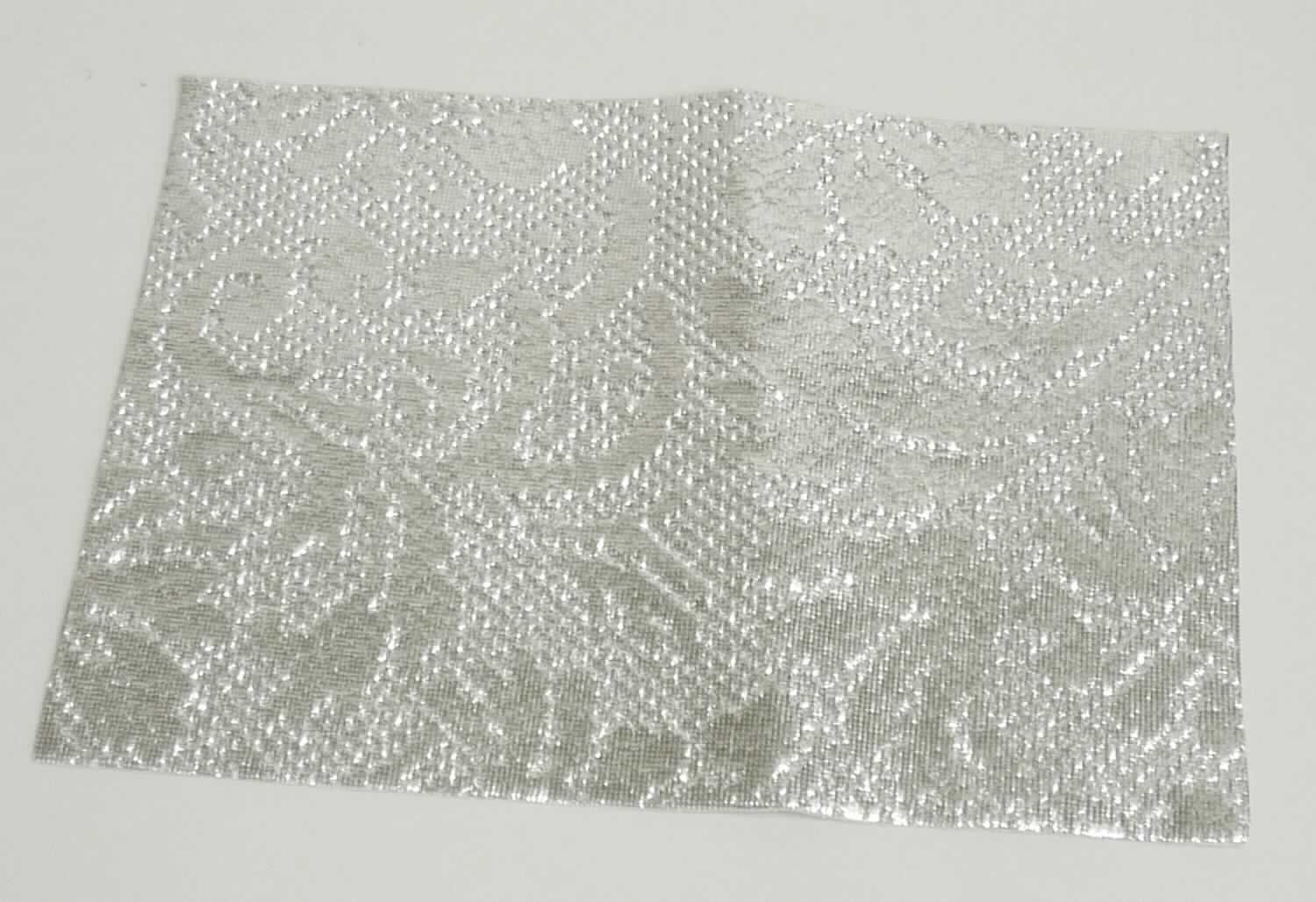 Metallisiertes Leder, sog. ganze Felle, Foto siehe Anlage, 
- laut Antrag: 
- - ganze Felle von der Ziege, 
- - in Form von ganzen Häuten (Fellgröße: 0,28 bis 0,46 qm), 
- - mit einer Dicke von 0,9 bis 1,1 mm, 
- enthaart und gegerbt, 
- auf der ganzen Oberfläche mit einer metallischen Kunststofffolie überzogen und anschließend geprägt.

"Metallisiertes Leder"