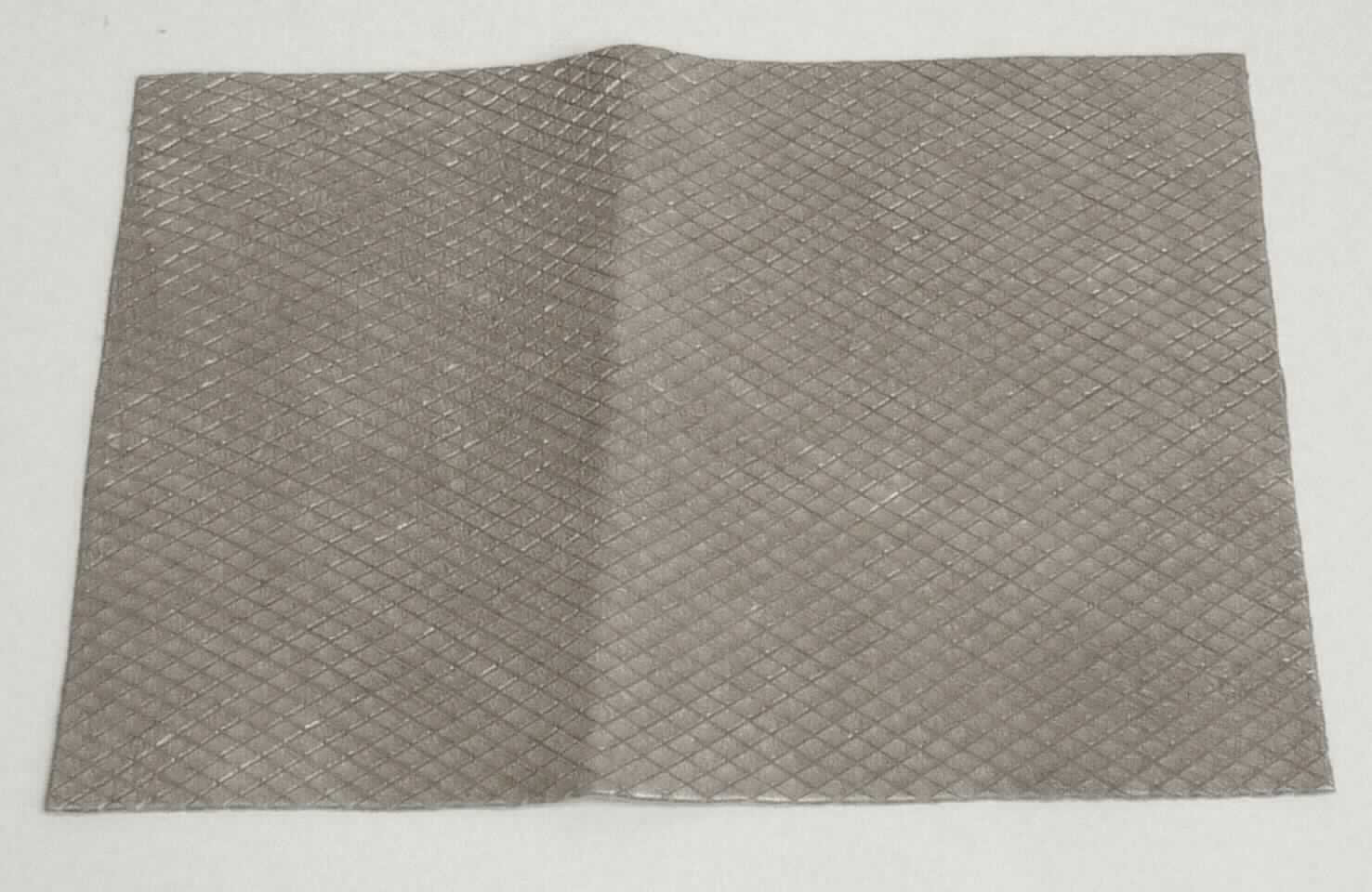 Leder, sog. ganze Felle, Foto siehe Anlage, 
- laut Antrag: 
- - Narbenspalt vom Kalb, 
- - in Form von ganze Häuten (Fellgröße: 0,56 bis 0,93 qm), 
- - mit einer Dicke von 1,0 bis 1,2 mm, 
- enthaart und gegerbt, 
- zugerichtet: 
- - die Oberfläche ist rautenförmig eingeschnitten und gefärbt (kein poliertes Glattleder, damit kein Boxcalf).

"Nach dem Gerben zugerichtetes Leder von Kälbern, enthaart, kein Leder der Position 4114, ganze Haut, 
 Narbenspalt, mit einer Oberfläche von weniger als 2,6 Quadratmeter, kein Boxcalf"