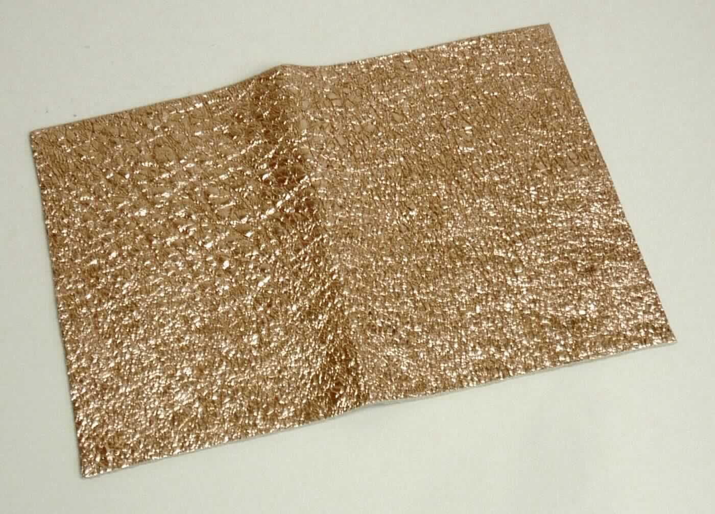 Metallisiertes Leder, sog. ganze Felle, Foto siehe Anlage, 
- laut Antrag: 
- - Narbenspalt vom Schaf, 
- - in Form von ganzen Häuten (Fellgröße: 0,37 bis 0,46 qm), 
- - mit einer Dicke von 1,1 bis 1,3 mm, 
- enthaart und gegerbt, 
- auf der ganzen Oberfläche mit einer metallischen Kunststofffolie überzogen.

"Metallisiertes Leder"
