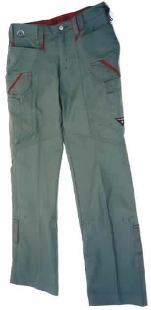Lange Hose (Arbeitshose) für Männer, sog. Workerhose (Artikel-Nr.: 1899-688/73), 
Größe 46, siehe Foto,
- aus 0,9 mm dicken, festen, einfarbigen Geweben aus laut Antrag 57% synthetischen 
  Chemiefasern und 43% Baumwolle,  
- in der Taille abschließend mit einem angesetzten, breiten Bund mit Gürtelschlaufen,  
- vorn mit einer Öffnung mit Reißverschluss und Patte von links über rechts 
  (Männerkleidung), die im Bund mit einem Knopf geschlossen wird,
- mit zwei Gesäßtaschen sowie diversen Seiten- und Beintaschen; alle Taschenfutter aus
  dem Oberstoff der Hose; im Bereich der Knie doppelt gearbeitet (sog. innenliegende
  Knietaschen für Kniepolster),
- mit knöchellangen Hosenbeinen; an den Abschlüssen gesäumt, 
- insbesondere wegen des sehr strapazierfähigen Materials, der zweckbestimmten und
  funktionalen Ausstattung und des Zuschnitts erkennbar dazu bestimmt, ausschließlich
  oder hauptsächlich zum Schutz der Kleidung oder der Person bei einer beruflichen Tätigkeit
  getragen zu werden.