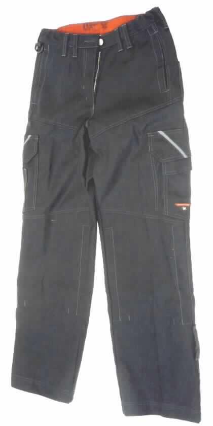 Lange Hose (Arbeitshose) für Frauen, sog. Damen-Workerhose (Artikel-Nr.: 1898-688/32), 
Größe 38, siehe Foto,
- aus 0,9 mm dicken, festen, einfarbigen Geweben aus laut Antrag 57% synthetischen 
  Chemiefasern und 43% Baumwolle,  
- in der Taille abschließend mit einem angesetzten, breiten Bund mit Gürtelschlaufen,  
- vorn mit einer Öffnung mit Reißverschluss und Patte von rechts über links 
  (Frauenkleidung), die im Bund mit einem Knopf geschlossen wird,
- mit zwei Gesäßtaschen, zwei Seitentaschen sowie diversen Beintaschen; alle
  Taschenfutter aus dem Oberstoff der Hose; im Bereich der Knie doppelt gearbeitet (sog.
  innenliegende Knietaschen für Kniepolster),
- mit knöchellangen Hosenbeinen; an den Abschlüssen gesäumt, 
- insbesondere wegen des sehr strapazierfähigen Materials, der zweckbestimmten und
  funktionalen Ausstattung und des Zuschnitts erkennbar dazu bestimmt, ausschließlich
  oder hauptsächlich zum Schutz der Kleidung oder der Person bei einer beruflichen Tätigkeit
  getragen zu werden.