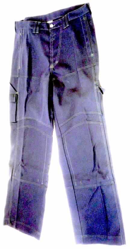 Lange Hose (Arbeitshose) für Männer, sog. Workerhose (Artikel-Nr.: 1888-688/10), 
Größe 46, siehe Foto,
- aus 1,1 mm dicken, festen, einfarbigen Geweben aus laut Antrag 57% synthetischen
  Chemiefasern und 43% Baumwolle,  
- in der Taille abschließend mit einem angesetzten Bund mit Gürtelschlaufen,  
- vorn mit einer Öffnung mit Reißverschluss und Patte von links über rechts 
  (Männerkleidung), die im Bund mit einem Knopf geschlossen wird,
- mit zwei Gesäßtaschen, zwei Seitentaschen sowie diversen Beintaschen; alle
  Taschenfutter aus dem Oberstoff der Hose; im Bereich der Knie doppelt gearbeitet (sog.
  innenliegende Knietaschen für Kniepolster),
- mit knöchellangen Hosenbeinen; an den Abschlüssen gesäumt, 
- insbesondere wegen des sehr strapazierfähigen Materials, der zweckbestimmten und
  funktionalen Ausstattung und des Zuschnitts erkennbar dazu bestimmt, ausschließlich
  oder hauptsächlich zum Schutz der Kleidung oder der Person bei einer beruflichen Tätigkeit
  getragen zu werden.