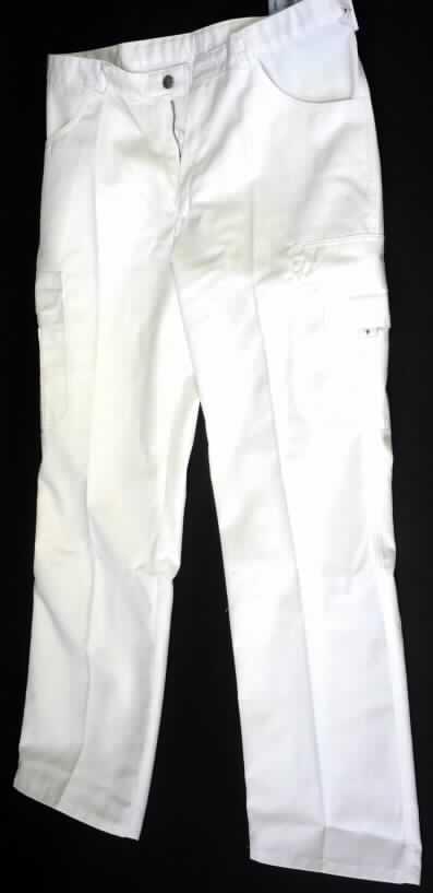 Lange Hose (Arbeitshose) für Männer, sog. Jeans für Sie & Ihn (Artikel-Nr.: 1641-558/21),
Größe M, siehe Foto,
- aus 0,5 mm dicken, festen, einfarbigen Geweben aus laut Antrag 65% Polyester
  (synthetische Chemiefasern) und 35% Baumwolle,  
- in der Taille abschließend mit einem angesetzten Bund mit Gürtelschlaufen,
- vorn mit einer Öffnung mit Reißverschluss und Patte von links über rechts 
  (Männerkleidung), die im Bund mit einem Knopf geschlossen wird,
- mit zwei Gesäßtaschen, zwei Seitentaschen sowie diversen Beintaschen; alle
  Taschenfutter aus dem Oberstoff der Hose,
- mit knöchellangen Hosenbeinen; an den Abschlüssen gesäumt, 
- insbesondere wegen des sehr strapazierfähigen Materials, der zweckbestimmten und
  funktionalen Ausstattung und des Zuschnitts erkennbar dazu bestimmt, ausschließlich
  oder hauptsächlich zum Schutz der Kleidung oder der Person bei einer beruflichen Tätigkeit
  getragen zu werden.