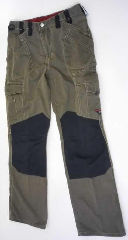 Lange Hose (Arbeitshose) für Männer, sog. Workerhose (Artikel-Nr.: 1886-585/41), 
Größe 46, siehe Foto,
- aus 1,3 mm dicken, festen, einfarbigen Geweben aus laut Antrag 65% Polyester
  (synthetische Chemiefasern) und 35% Baumwolle,  
- in der Taille abschließend mit einem angesetzten Bund mit Gürtelschlaufen,  
- vorn mit einer Öffnung mit Reißverschluss und Patte von links über rechts 
  (Männerkleidung), die im Bund mit zwei Knöpfen geschlossen wird,
- mit zwei Gesäßtaschen, vier Seitentaschen sowie diversen Beintaschen; alle
  Taschenfutter aus dem Oberstoff der Hose; im Bereich der Knie mit einem 1,2 mm dicken,
  kontrastfarbenen Gewebe verstärkt und somit doppelt gearbeitet (sog. Knietaschen für
  Kniepolster),
- mit knöchellangen Hosenbeinen; an den Abschlüssen gesäumt, 
- insbesondere wegen des sehr strapazierfähigen Materials, der zweckbestimmten und
  funktionalen Ausstattung und des Zuschnitts erkennbar dazu bestimmt, ausschließlich
  oder hauptsächlich zum Schutz der Kleidung oder der Person bei einer beruflichen Tätigkeit
  getragen zu werden.