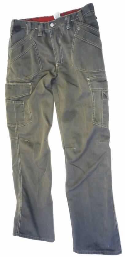 Lange Hose (Arbeitshose) für Männer, sog. Workerhose (Artikel-Nr.: 1885-585/41), 
Größe 50, siehe Foto,
- aus 1,3 mm dicken, festen, einfarbigen Geweben aus laut Antrag 65% Polyester
  (synthetische Chemiefasern) und 35% Baumwolle,  
- in der Taille abschließend mit einem angesetzten Bund mit Gürtelschlaufen,  
- vorn mit einer Öffnung mit Reißverschluss und Patte von links über rechts 
  (Männerkleidung), die im Bund mit zwei Knöpfen geschlossen wird,
- mit zwei Gesäßtaschen, vier Seitentaschen sowie diversen Beintaschen; alle
  Taschenfutter aus dem Oberstoff der Hose,
- mit knöchellangen Hosenbeinen; an den Abschlüssen gesäumt, 
- insbesondere wegen des sehr strapazierfähigen Materials, der zweckbestimmten und
  funktionalen Ausstattung und des Zuschnitts erkennbar dazu bestimmt, ausschließlich
  oder hauptsächlich zum Schutz der Kleidung oder der Person bei einer beruflichen Tätigkeit
  getragen zu werden.