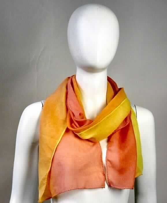 Schal, sog. Schlauchschal, Art. 729703, Foto siehe Anlage,
- aus ca. 0,3 mm dicken, bedruckten Geweben aus laut Antrag 100 % Polyester (synthetische Chemiefasern),
- rechteckig, mit den Abmessungen von ca. 154 cm x 28 cm, 
- an allen Seiten durch Umschlagen und Festnähen gesäumt (somit konfektioniert), 
- ohne Hinweise auf Handarbeit.

"Schal, aus Geweben, aus synthetischen Chemiefasern, nicht handgearbeitet"