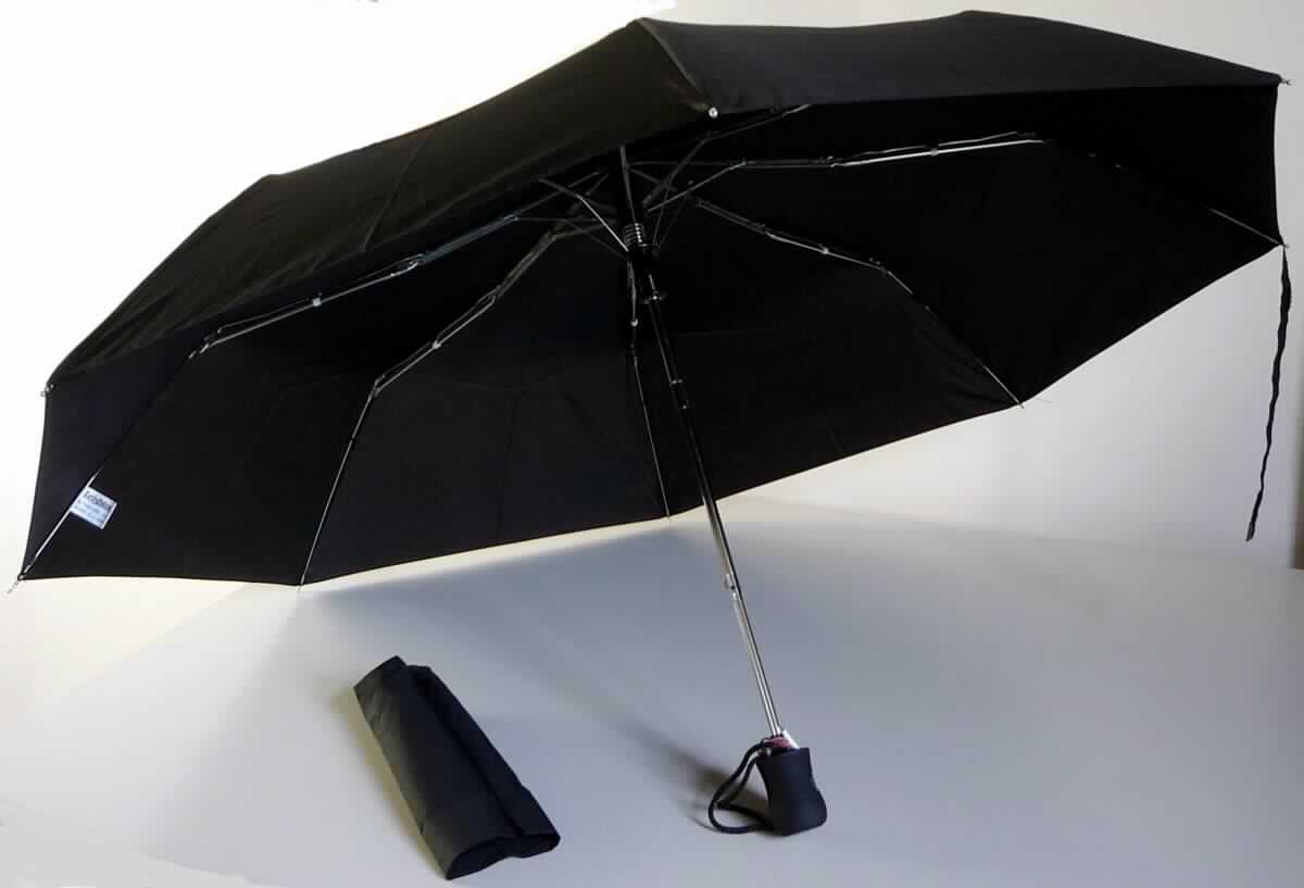 Regenschirm, sog. Accessoire Regenschirm (Art. COMPUMB), Foto siehe Anlage, 
- mit einem Teleskopauszug,  
- mit einer Länge (zusammengeklappt) von ca. 29 cm und einem Durchmesser von ca. 6 cm, 
- mit einem Durchmesser (aufgespannt) von ca. 100 cm, 
- mit einem Bezug aus Spinnstoffgeweben, 
- mit einem Gestell aus unedlem Metall, 
- mit einem Griffstück aus Kunststoff, 
- mit einer Trageschlaufe, 
- zum wirksamen Schutz gegen den Regen, 
- mit einer übergezogenen Schutzhülle.

"Regenschirm, mit Teleskopauszug"
