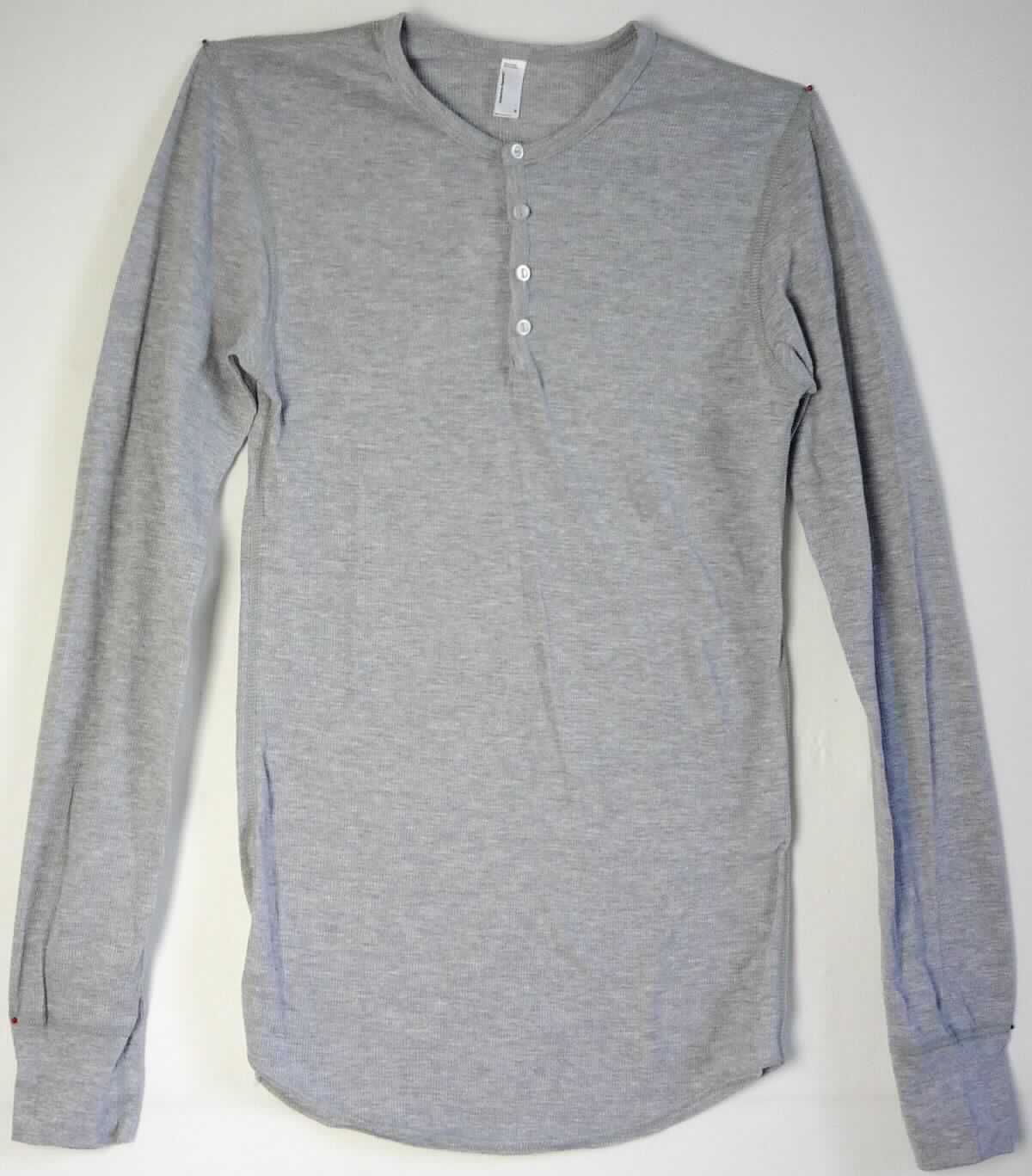 Hemd, sog. Strick Henley für Männer, Art. t457, Größe S, Foto siehe Anlage,
- aus ca. 0,8 mm dicken, strukturierten, buntgewirkten Gewirken (melierte Garne) aus laut Antrag 90 % Baumwolle 
  und 10 % Polyester (synthetische Chemiefasern); mit durchschnittlich mehr als 10 Maschen je linearen Zentimeter 
  in jeder Richtung,
- über den Schritt reichend (Rückenlänge: ca. 76 cm), 
- mit einem runden Ausschnitt, 
- vorn mit einer nicht durchgehenden Öffnung mit Knopfverschluss von links über rechts (Männerkleidung), 
- mit langen Ärmeln, an den Ärmelenden mit angesetzten, doppelt gearbeiteten Bündchen,
- am unteren, abgerundeten Rand durch Überwendlichnähte gesäumt.

"Hemd, aus Gewirken, für Männer, aus Baumwolle"