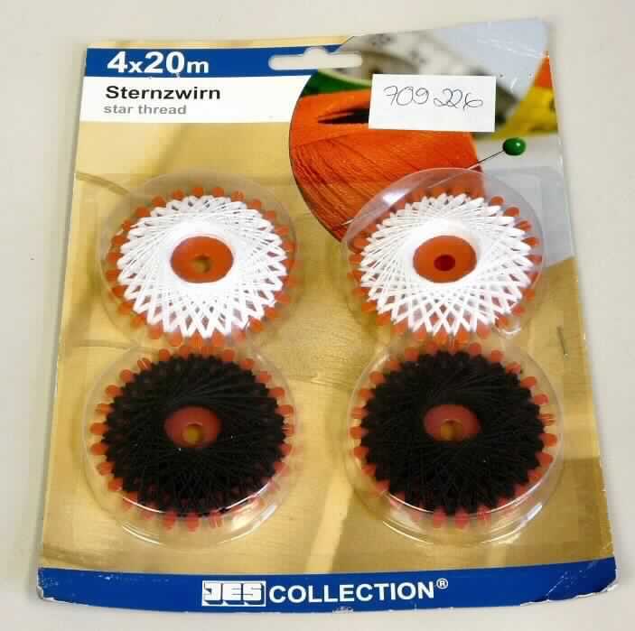 Nähgarn, sog. 4er Sternzwirn, Art. 709226, Foto siehe Anlage,
- als vierteiliges Sortiment in einer Blisterverpackung verpackt,
- lt. Untersuchungsergebnis:
-- aus verschiedenen, gefärbten bzw. gebleichten Garnen aus synthetischen Spinnfasern (lt. Antrag: 
   100 % Polyester),
-- appretiert für die Verwendung als Nähgarn,
-- gezwirnt; mit einer Z-Drehung als letzter Drehung,
- mit einem Gewicht, einschließlich Unterlage (Sternkarte), von jeweils ca. 3,3 g; stellt sich damit als Garn in 
  Aufmachung für den Einzelverkauf dar,
- erfüllt die Voraussetzung zur Einreihung als Nähgarn.

"Nähgarn aus synthetischen Spinnfasern, in Aufmachung für den Einzelverkauf"