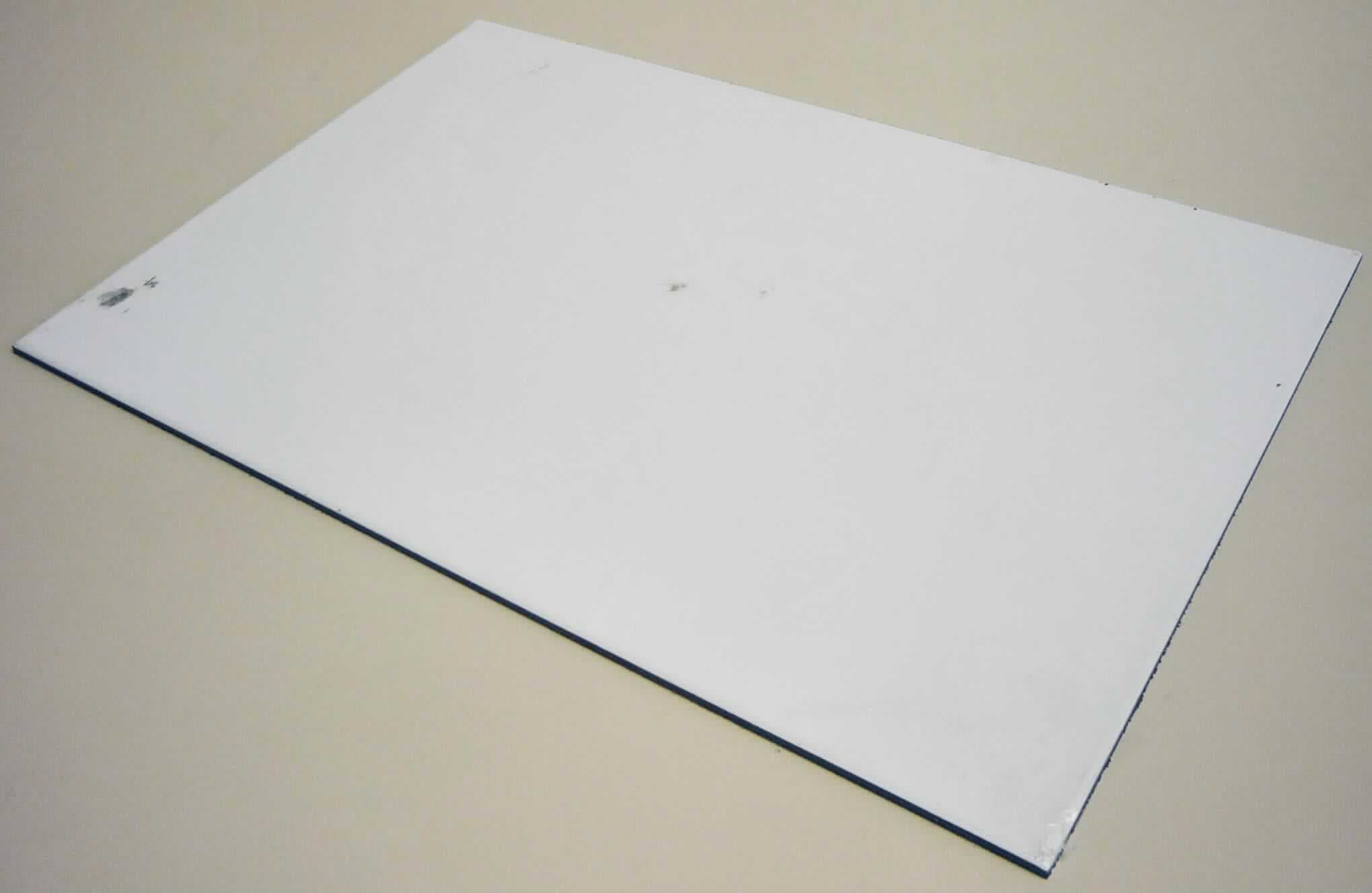 Stahlverbundplatte

Die Ware stellt sich dar als rechteckige Platten mit den Maßen 3050 mm x 1220 mm x 3 mm. Diese haben einen Kern aus Polyethylen, der beidseitig mit Blechen aus nicht legiertem Stahl zähelastisch verklebt ist (sog. Sandwichpaneele). Die Stahlbleche haben eine Dicke zwischen 0,20 mm und 0,30 mm, sind verzinkt, auf der Oberfläche mit Lack beschichtet und mit einer Schutzfolie beklebt. Die Verbundplatten werden im Innen- und Außenbereich verwendet (Werbetafeln, Verkleidung etc.).

Die Ware ist als andere flachgewalzte Erzeugnisse aus Eisen oder nicht legiertem Stahl, mit einer Breite von 600 mm oder mehr, mit Farbe versehen, lackiert oder mit Kunststoff überzogen, mehr als nur oberflächenbearbeitet (hier: Laminiert) in den TARIC-Code 7210 7080 99 einzureihen.