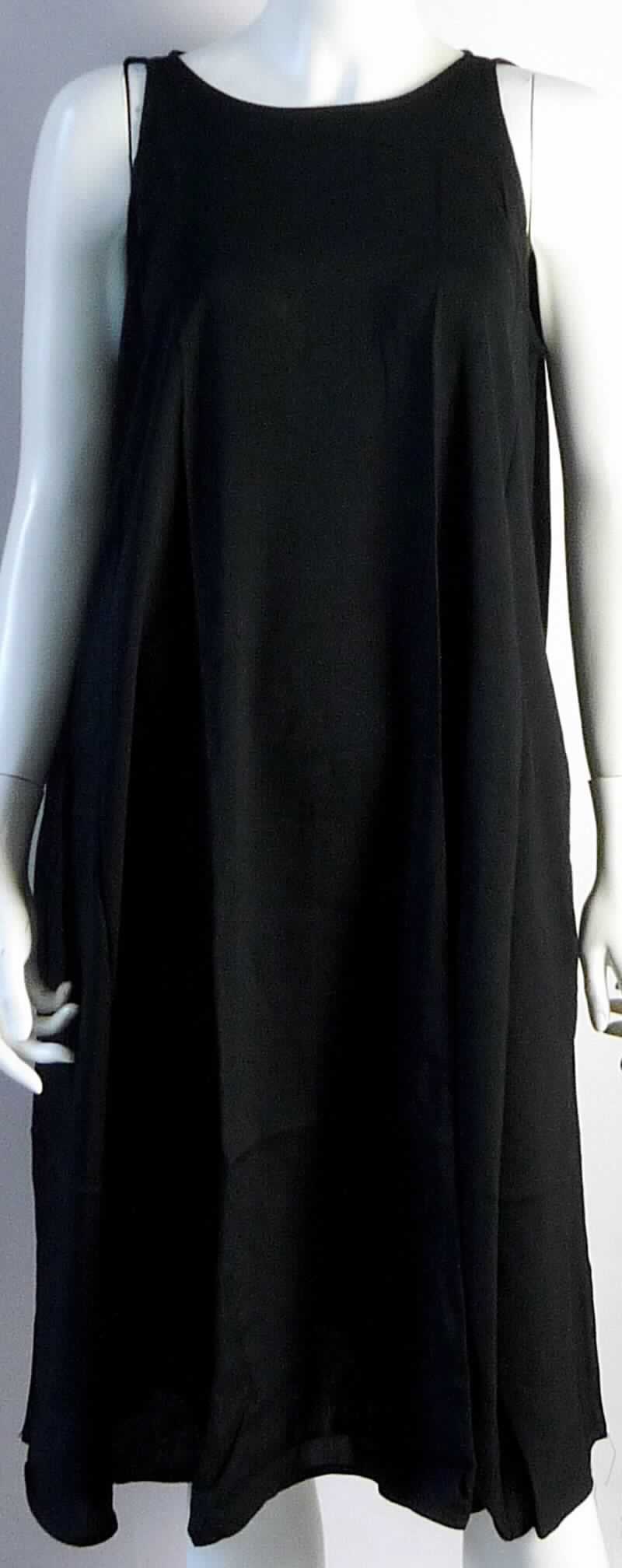 Kleid, sog. gewebtes Viskose Kleid für Frauen, Art.-Nr. RSARCH309, in Einheitsgröße, Foto siehe Anlage,
- aus ca. 0,3 mm dicken, einfarbigen Geweben aus laut Antrag 100 % Viskose (künstliche Chemiefasern),
- bis über das Knie reichend (Rückenlänge: ca. 104 cm),
- mit einem runden Halsausschnitt; hinten mit einer kurzen Öffnung mit Knopfverschluss am oberen Rand,
- ärmellos, mit weiten Armausschnitten,
- am unteren Rand durch Umschlagen und Festnähen gesäumt,
- kann ohne ein weiteres, den Unterkörper bedeckendes Kleidungsstück getragen werden.

"Kleid aus Geweben, für Frauen, aus künstlichen Chemiefasern, nicht nach dem Batik-Verfahren handbedruckt"