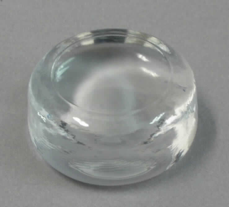 Optisches Element aus Glas, sog. getropfter und vorgeformte Glaskörper,
Foto siehe Anlage,
- in Form von runden, an einem Rand abgerundeten Scheiben; in verschiedenen
  Abmessungen; das vorliegende Waremuster hat  einem Durchmesser
  von ca. 5,5 cm und eine Dicke von ca. 2,3 cm,
- lt. Antrag aus optischen Glas,
- in Form eines Rohlings,
- nicht optisch bearbeitet,
- keine Ware der Position 7015,
- zur Herstellung von optischen Linsen für Autoscheinwerfer.

"Optisches Element, aus Glas, keine Ware der Position 7015, nicht optisch
bearbeitet, keine Glasware für Signalvorrichtungen"