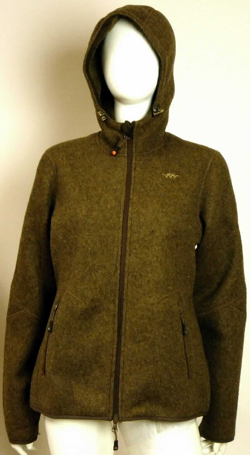 Blouson, Größe 38, Foto siehe Anlage,
- aus einem ca. 3,8 mm dicken, zweilagigen Flächenerzeugnis mit einer Außenlage aus buntgewirkten
  Gewirken aus lt. Antrag 80 % Chemiefasern und 20 % Wolle und einer Innenlage aus Plüschgewirken
  aus lt. Antrag 100 % Chemiefasern,  
- über die Taille reichend (Rückenlänge: ca. 69 cm), 
- mit Kapuze,
- vorn mit einer durchgehenden Öffnung mit Reißverschluss; am oberen Rand mit einer kleinen 
  Überlappung von links auf rechts (Männerkleidung),
- mit langen Ärmeln, die über den unteren Rand des Kleidungsstücks hinausreichen,
- mit eingesetzten Taschen,
- an den Ärmelenden und am unteren Rand mit elastischen Bändern verengt.

"Blouson aus Gewirken, für Männer, aus Chemiefasern"