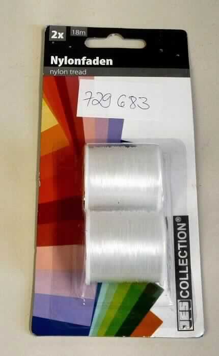 Synthetisches Monofil, sog. 2er Nylonfaden, Art. 729683, Foto siehe Anlage,
- als 2er Set auf einer Pappunterlage mit Blisterpackung aufgebracht,
- als Meterware auf Spule, mit einer Länge von laut Antrag 18 m,
- mit einem Durchmesser von ca. 0,5 mm (somit keine Ware des Kapitels 39),
- mit einem Titer von mehr als 67 dtex,
- aus Polyamid (laut Antrag: Nylon),
- ungezwirnt, u. a. damit kein Nähgarn,
- kein Elastomer.

"Synthetisches Monofil von mehr als 67 dtex und einem größten Durchmesser von weniger als 1 mm, aus 
 Polyamid"