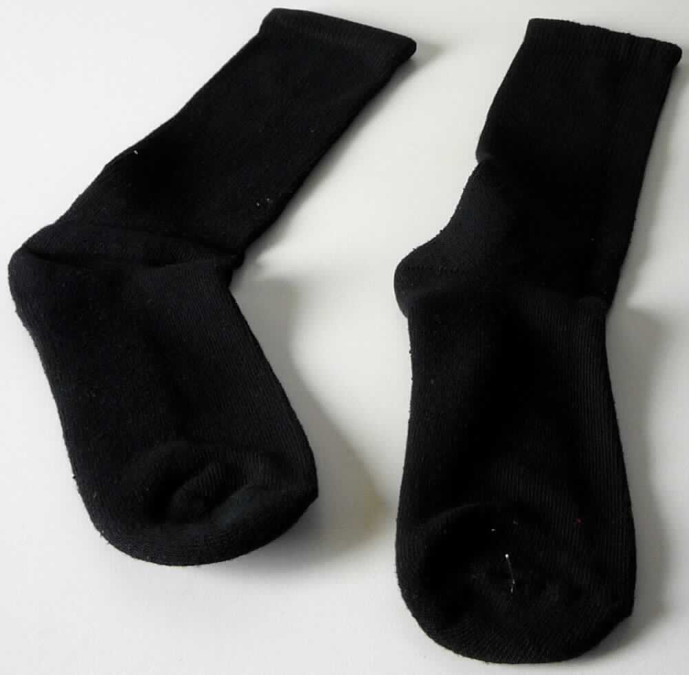 Socken, sog. Stricksocken, Art. RSASK-1, in Erwachsenengröße, Foto siehe Anlage,
- aus ca. 1,5 mm dicken, einfarbigen Gewirken aus laut Antrag 80 % Baumwolle, 15 % Nylon und 5 % Elasthan 
  (beides synthetische Chemiefasern),
- schlauchförmig abgepasst gewirkt und an den Fußspitzen durch Zusammennähen konfektioniert; mit 
  ausgearbeiteter Ferse, 
- am oberen Rand umgeschlagen und mit einem ca. 1,5 cm breiten, elastischen Abschluss versehen,
- die Knöchel bedeckend, nicht über die Waden reichend.

"Socken aus Gewirken, aus Baumwolle"