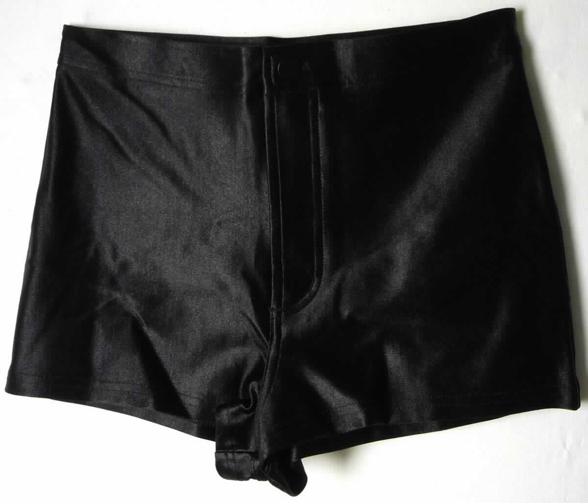 Kurze Hose, Art. RSAAH301, Größe L, Foto siehe Anlage,
- aus ca. 0,7 mm dicken, einfarbigen Gewirken aus laut Antrag 90 % Nylon und 10 % Elasthan (beides 
  synthetische Chemiefasern),
- in der Taille abschließend, mit einem ca. 3,5 cm breiten, elastischen Taillenbund,
- vorn mit einer Öffnung mit Reißverschluss, verdeckt von einer Patte von links über rechts (Männerkleidung),
  die im Bund mit einem Knopf geschlossen wird, 
- hinten mit zwei aufgesetzten, offenen Gesäßtaschen,
- mit kurzen Hosenbeinen, die nicht die Knie bedecken (Seitenlänge: ca. 26 cm),
- an den Beinabschlüssen durch Umschlagen und Festnähen gesäumt.

"Kurze Hose, aus Gewirken, für Männer, aus synthetischen Chemiefasern"