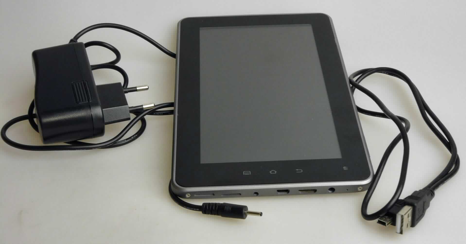 Tragbarer Rechner sog. Tablet-PC, in Form einer Warenzusammenstellung, bestehend aus einem Netzadapter, einem USB-Ladekabel, einer Gebrauchsanleitung sowie einem tragbaren Rechner (charakterbestimmend aufgrund der Verwendung).
Der ca. 382,2 g schwere Tablet-PC besteht im Wesentlichen aus einer Zentraleinheit mit 1,2 GHz (Boxchip A 10) Prozessor, 1 GB Arbeitsspeicher, 4 GB Festspeicher, Grafik- und Audiobausteinen, WLAN-Modul, 7 Zoll Farbdisplay mit Hintergrundbeleuchtung und berührungsempfindlicher Oberfläche (Touchscreen) und Akkumulator in einem ca. 195 x 122 x 11,7 mm (B x H x T) großen Gehäuse mit Kopfhörer-, USB- und Stromversorgungs-Anschlussbuchse, Einschubschacht für Speicherkarten, Web-Kamera und Bedienelementen.
Das Gerät verfügt über Speicher für Datenverarbeitungsprogramme und Daten, ist frei programmierbar nach Benutzeranforderungen, vermag Rechenoperationen nach Benutzeranweisungen durchzuführen und ist in der Lage, den Programmablauf durch logische Entscheidungen selbst zu ändern.
Die Bestandteile der Warenzusammenstellung sind gemeinsam in einem Karton für den Einzelverkauf aufgemacht.

Die Ware wird als "tragbare automatische Datenverarbeitungsmaschine mit einem Gewicht von weniger als 10 kg, aus einer Zentraleinheit, einer Tastatur und einem Bildschirm bestehend" eingereiht.

Anlage: 1 Abbildung